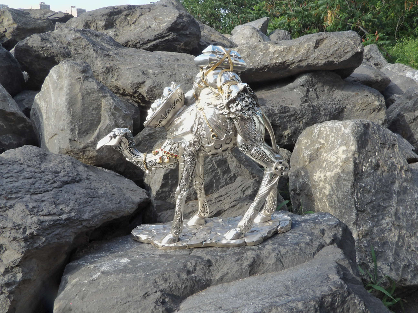 Camel-carrying stuff in silver resin with rhinestones and gold details