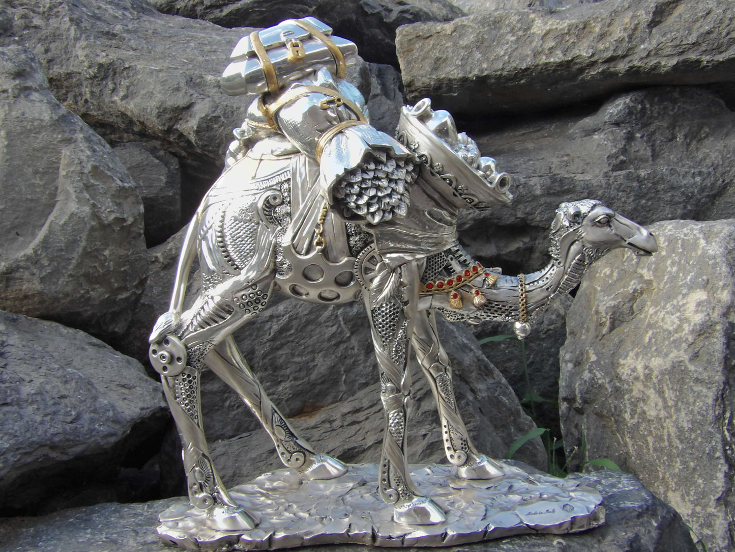 Camel-carrying stuff in silver resin with rhinestones and gold details