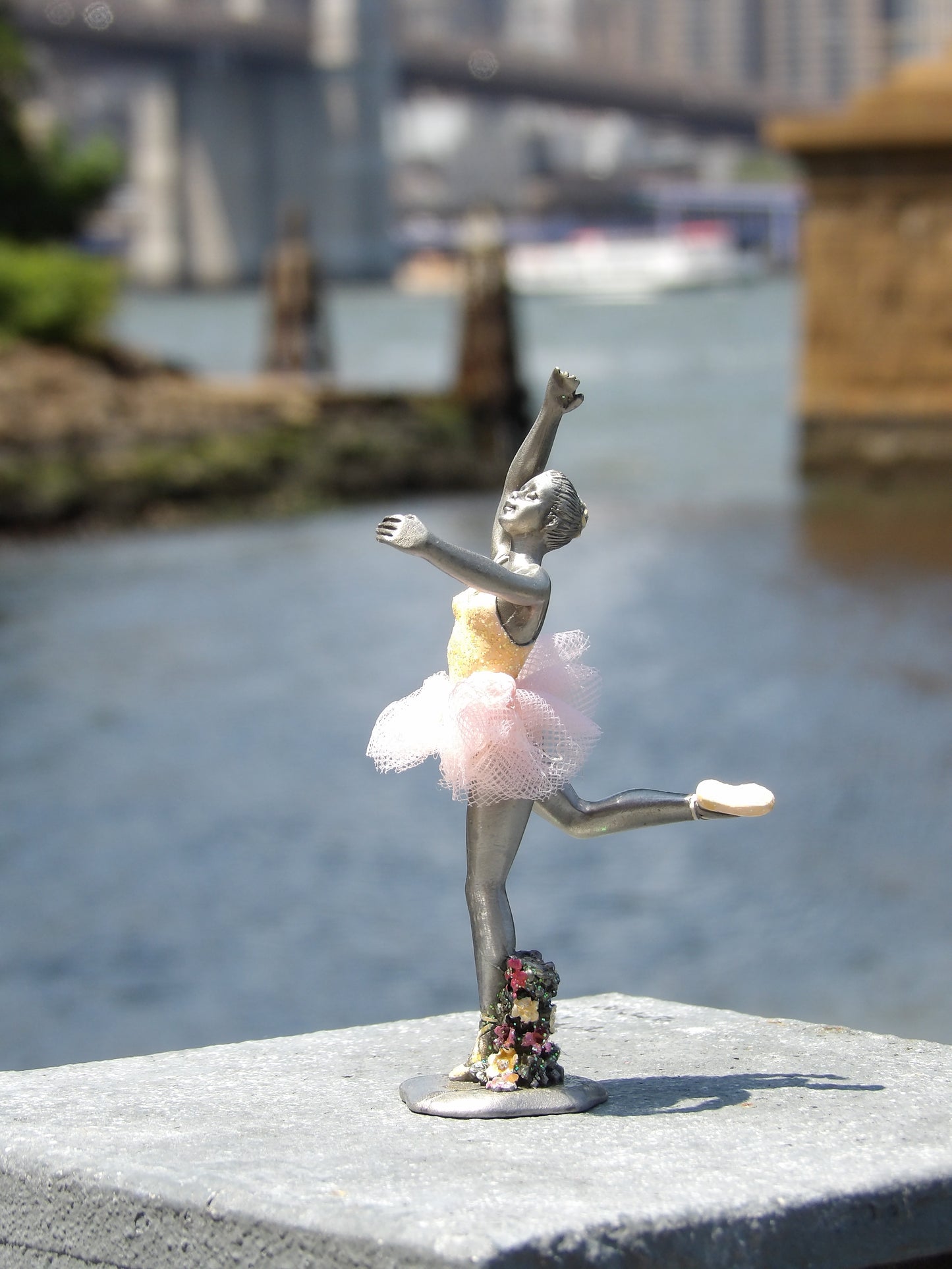 Elegant Ballerina Statue - A Tribute to Grace and Beauty