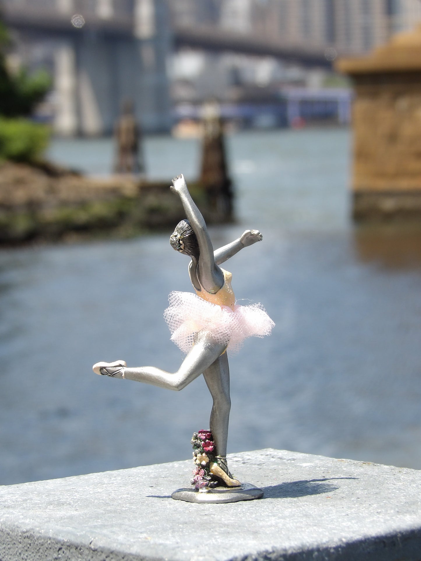 Elegant Ballerina Statue - A Tribute to Grace and Beauty