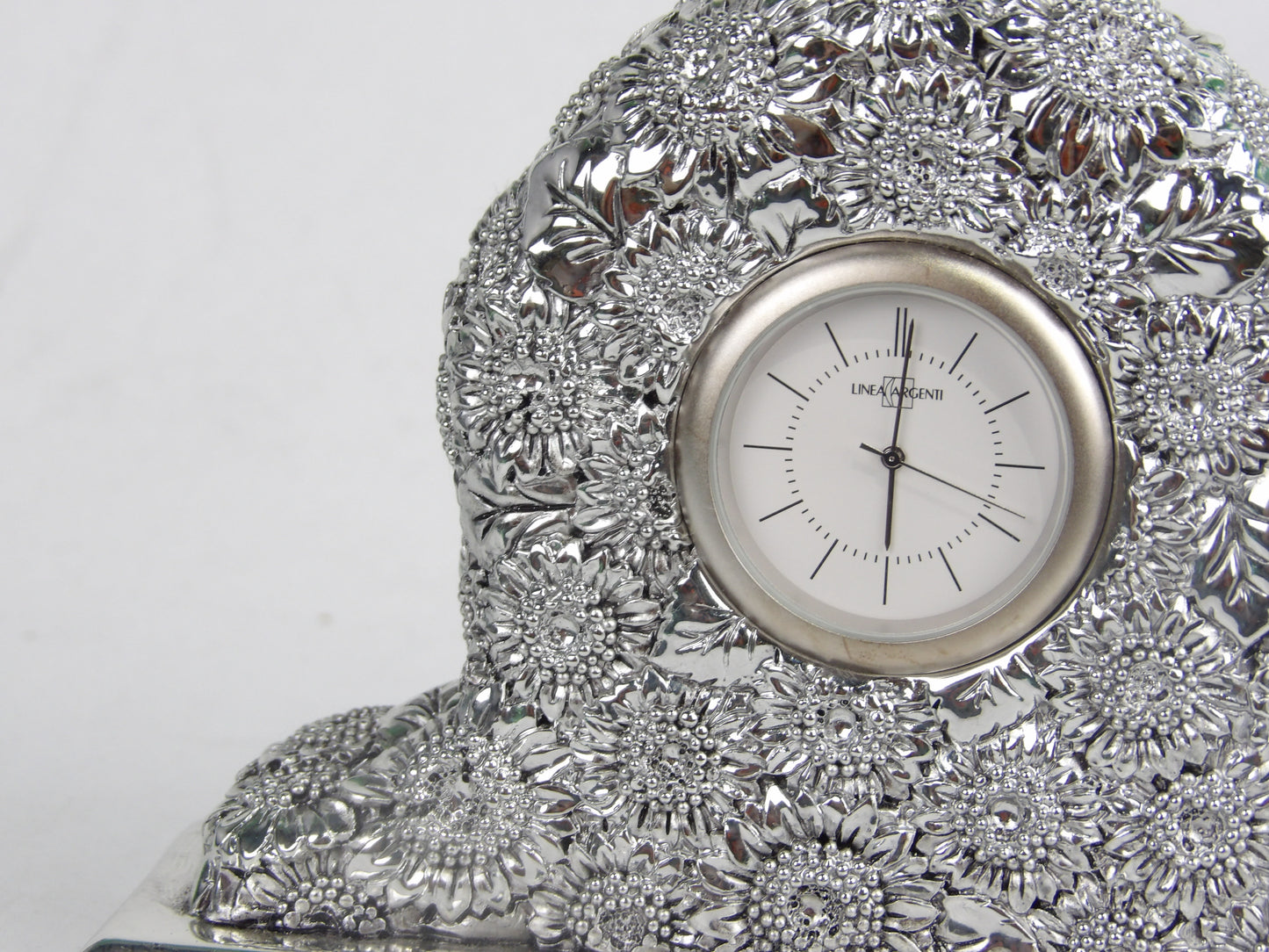 Reloj de mesa de resina plateada con diseño de girasol radiante