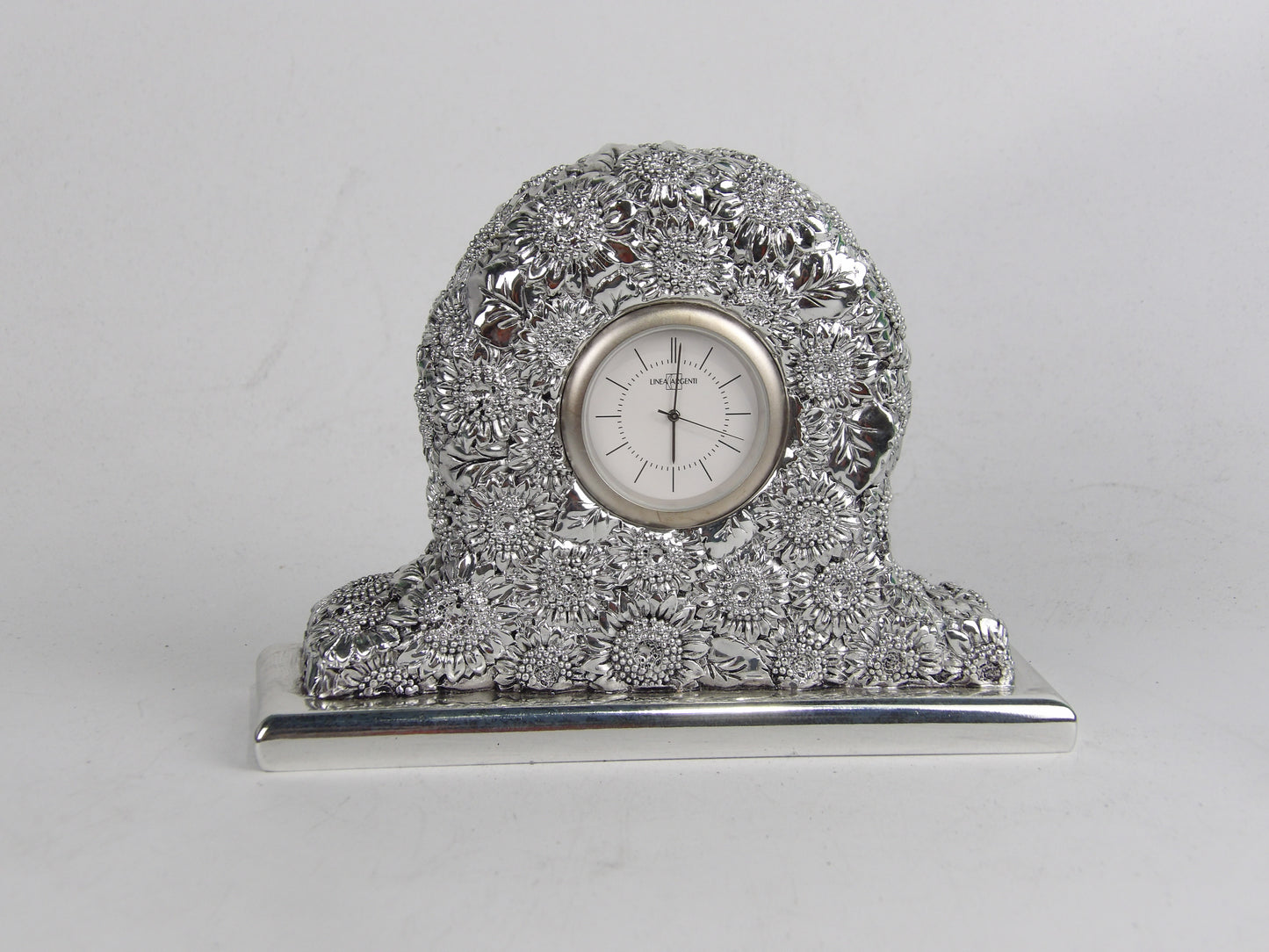Reloj de mesa de resina plateada con diseño de girasol radiante