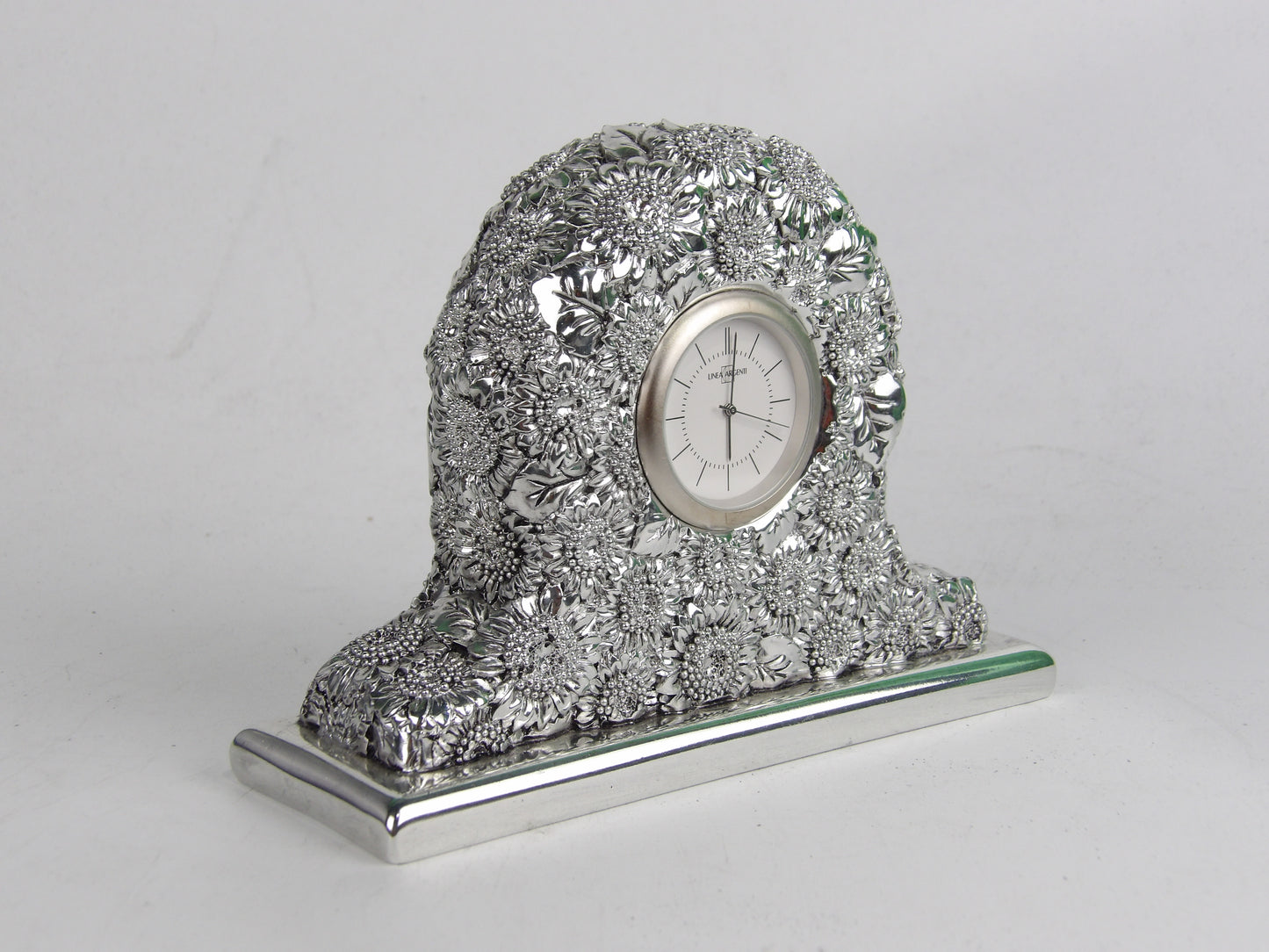 Reloj de mesa de resina plateada con diseño de girasol radiante