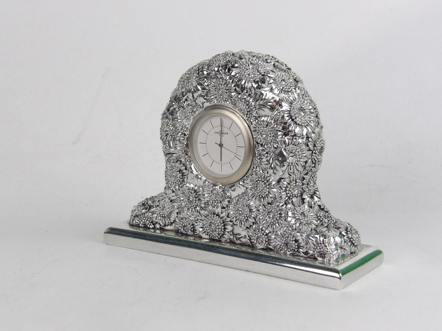 Reloj de mesa de resina plateada con diseño de girasol radiante