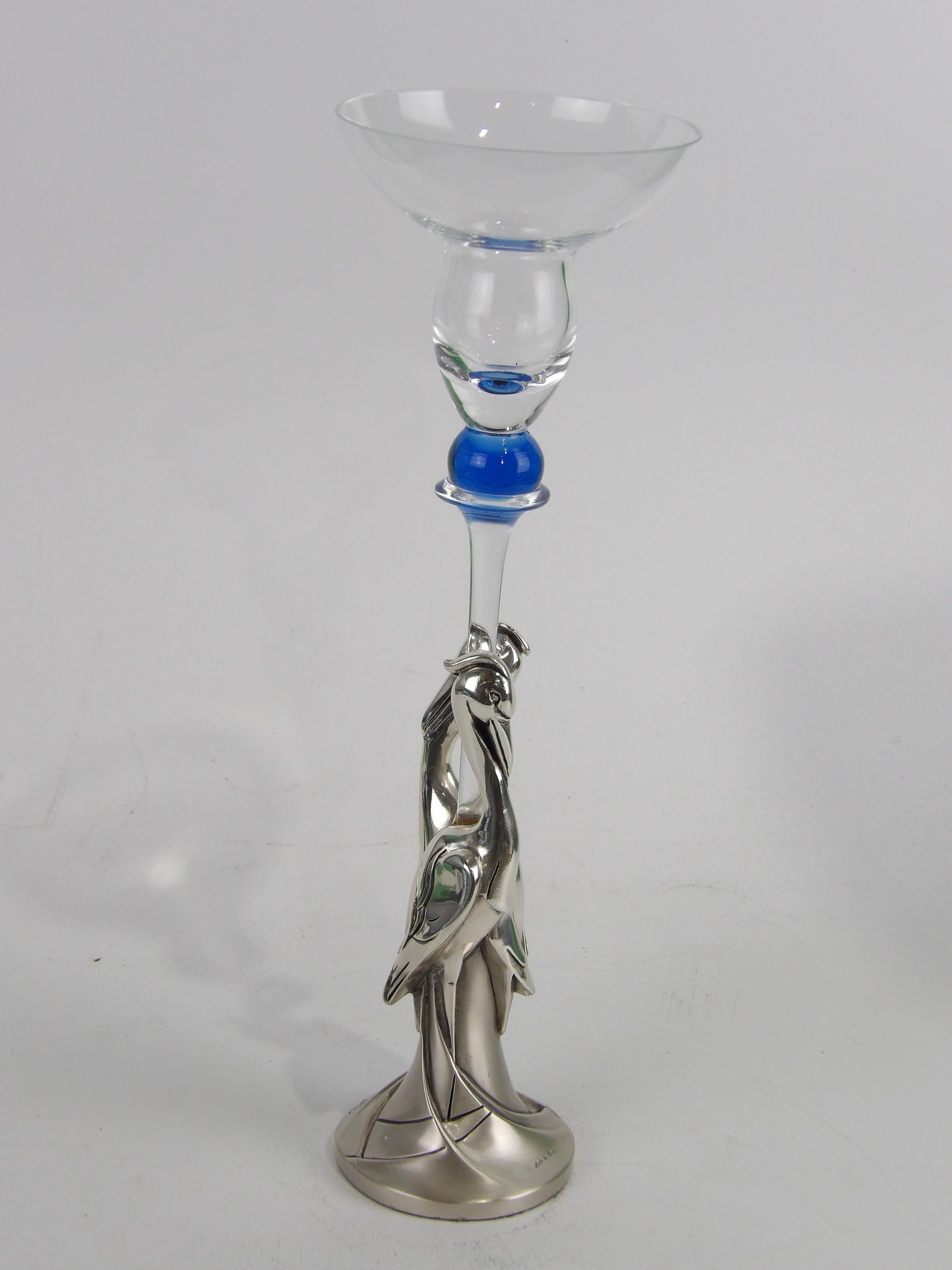 Candelabro de vidrio transparente con gansos de resina azul y plateada
