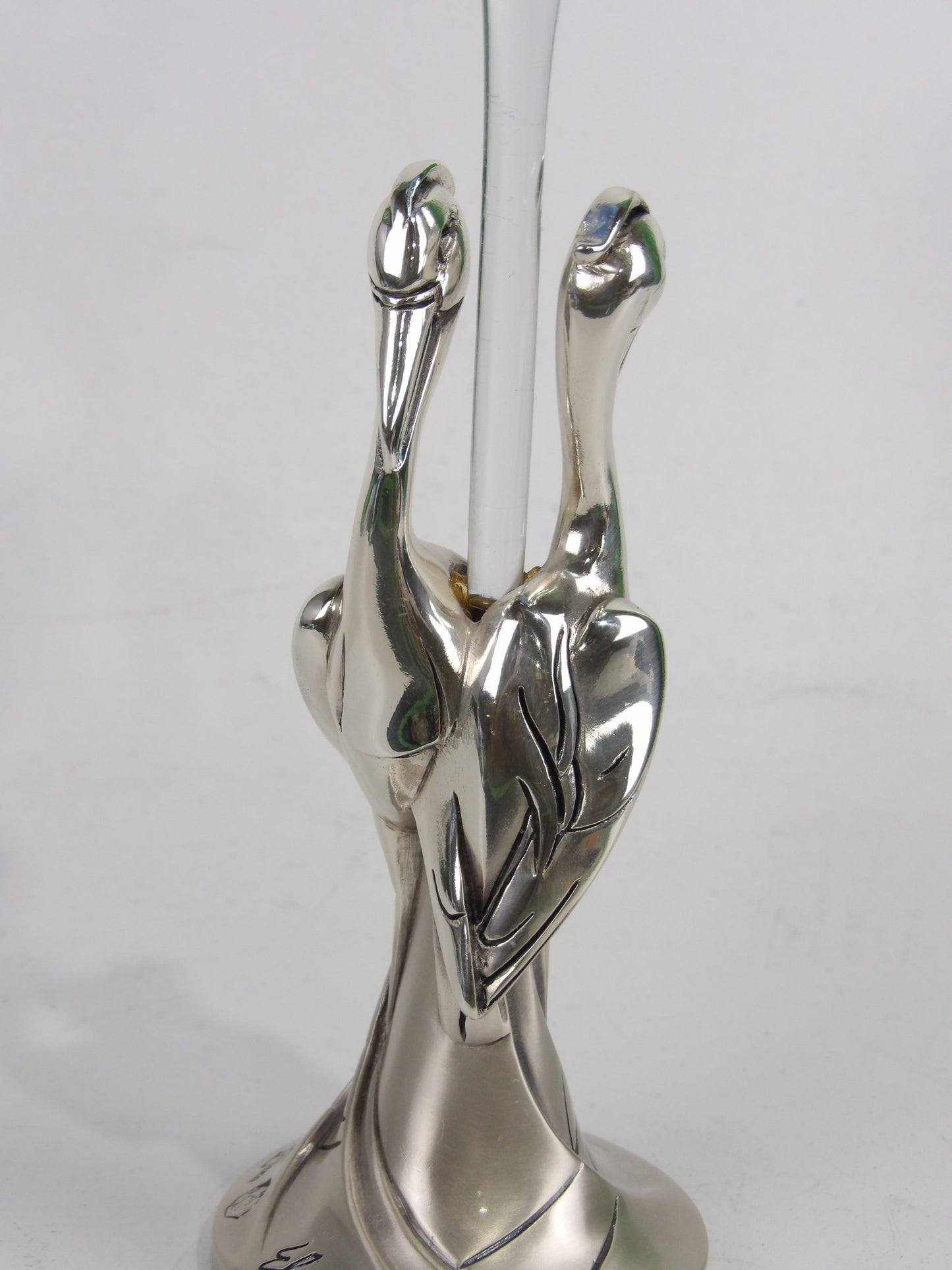 Candelabro de vidrio transparente con gansos de resina azul y plateada