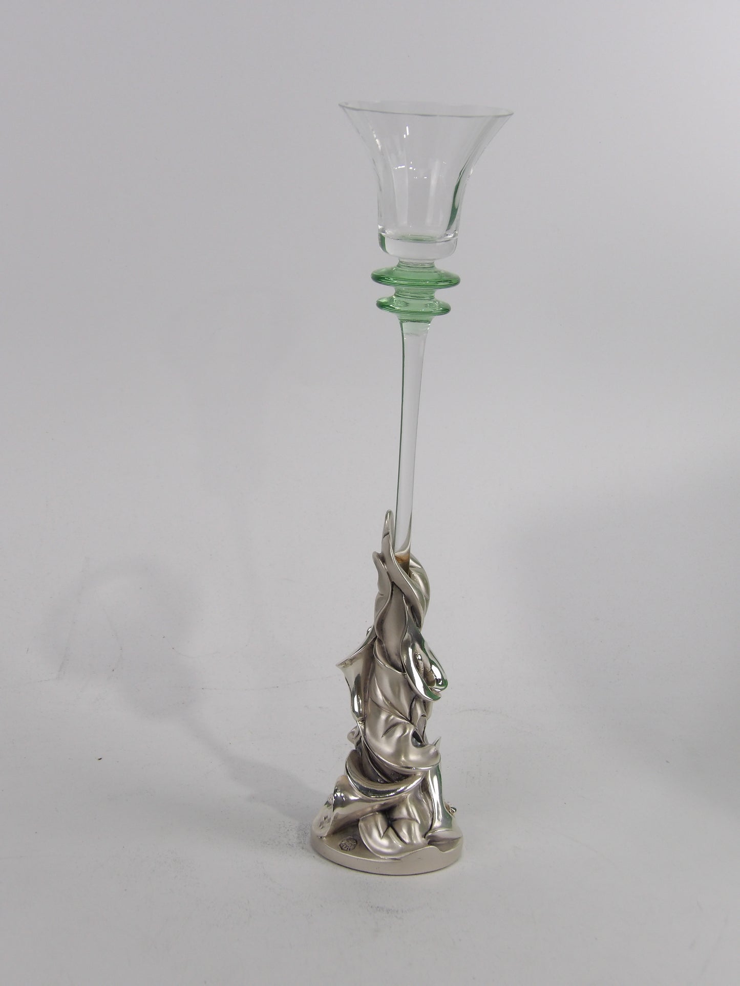 Candelabro de vidrio transparente con detalles verdes y base de resina plateada