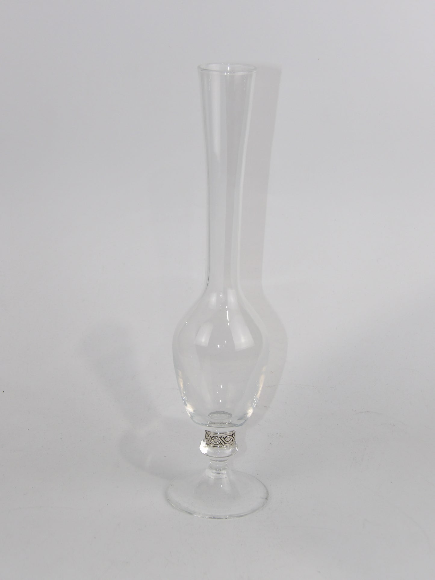 Candelabro de vidrio transparente con bilaminado plateado.