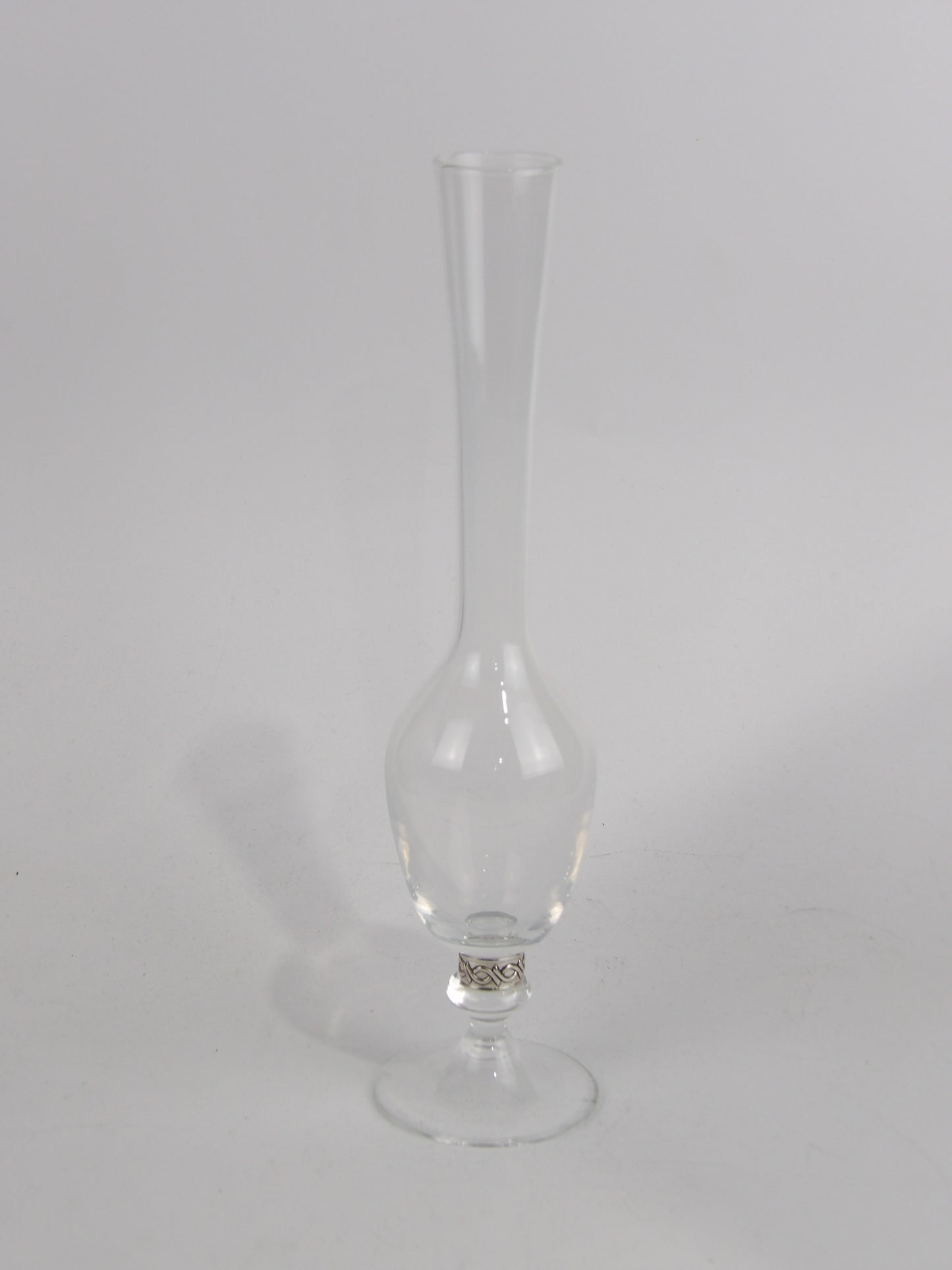 Candelabro de vidrio transparente con bilaminado plateado.