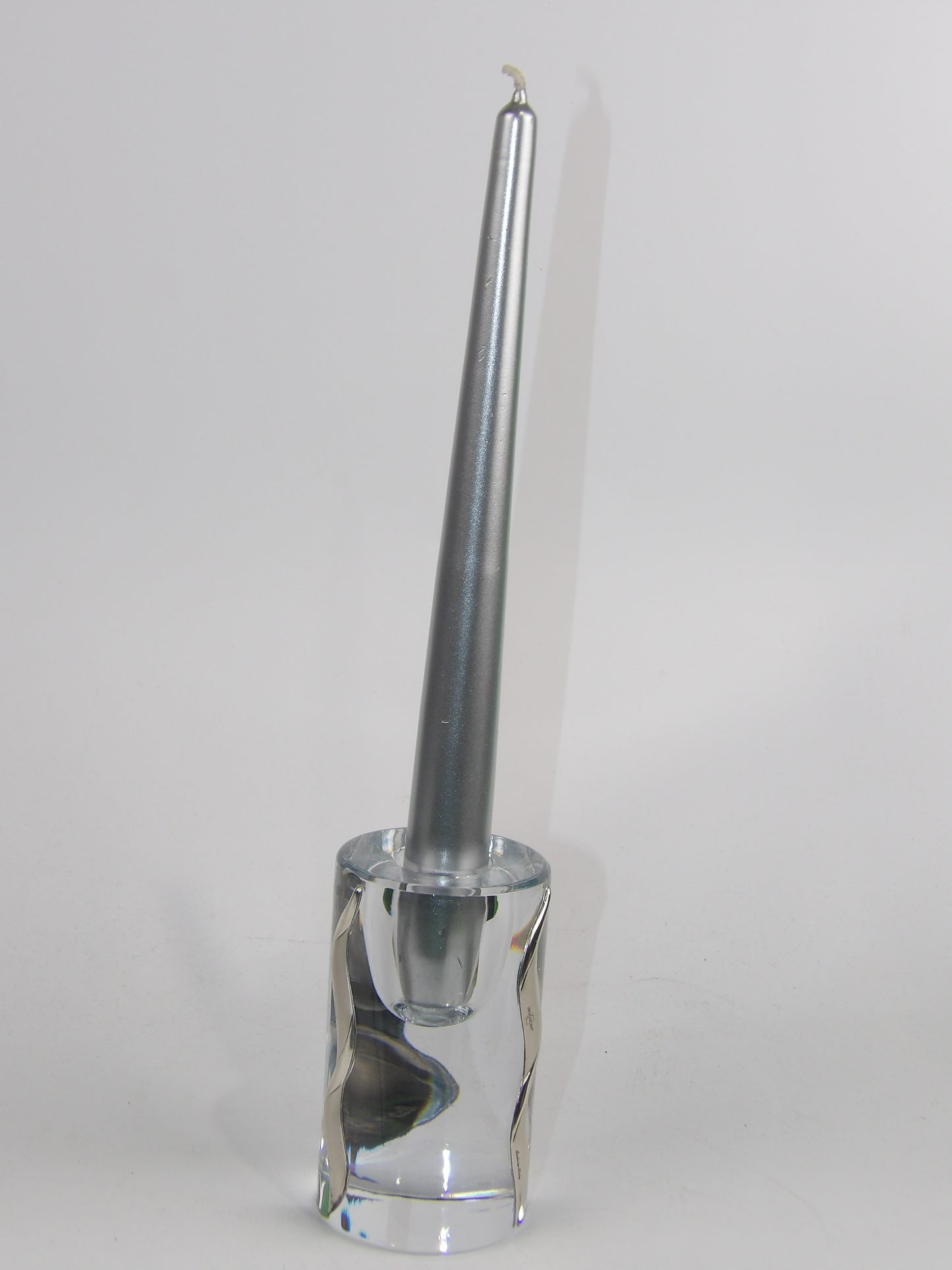 Candelabro de vidrio transparente con laminado plateado y un candelabro.