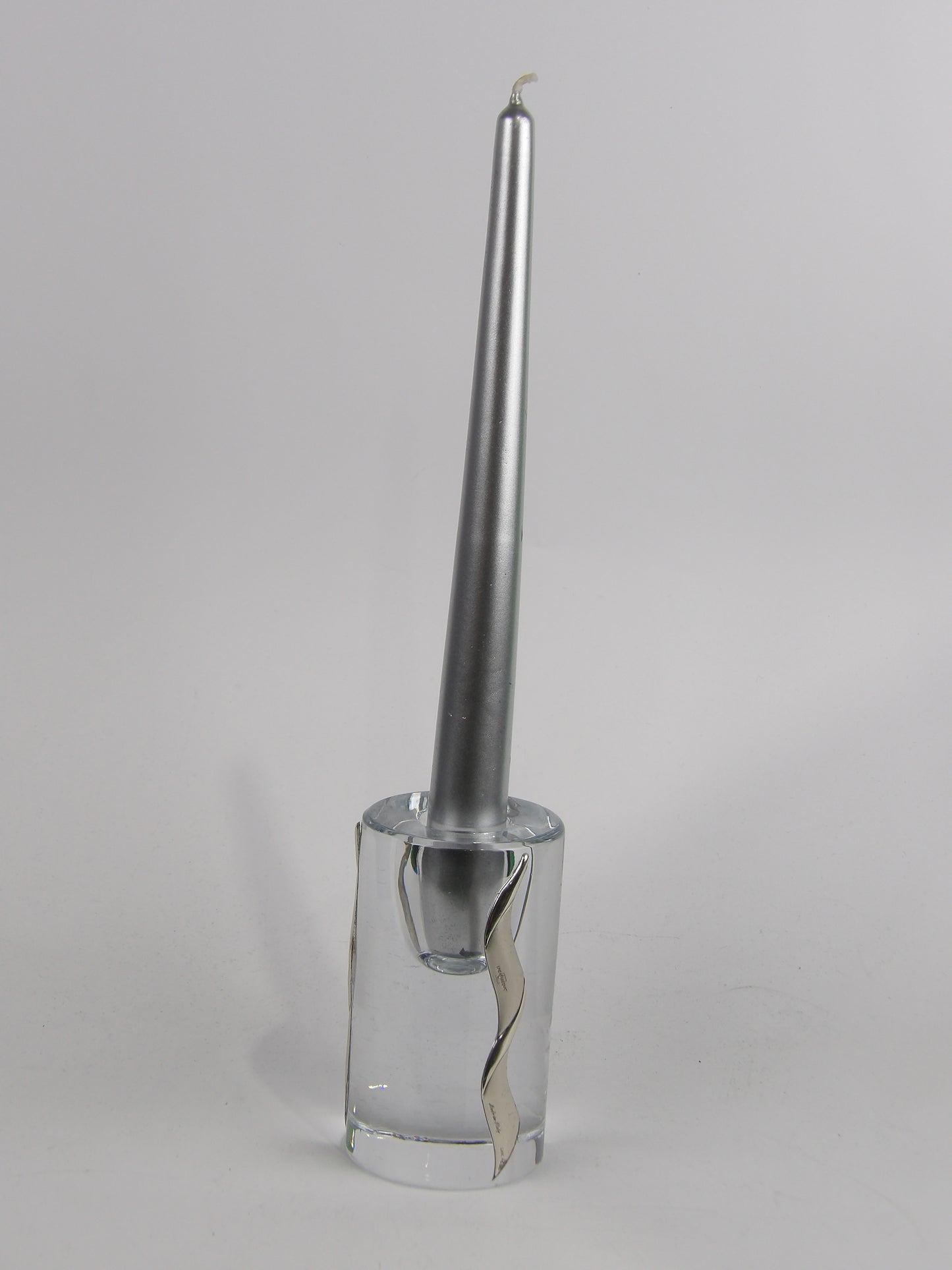 Candelabro de vidrio transparente con laminado plateado y un candelabro.