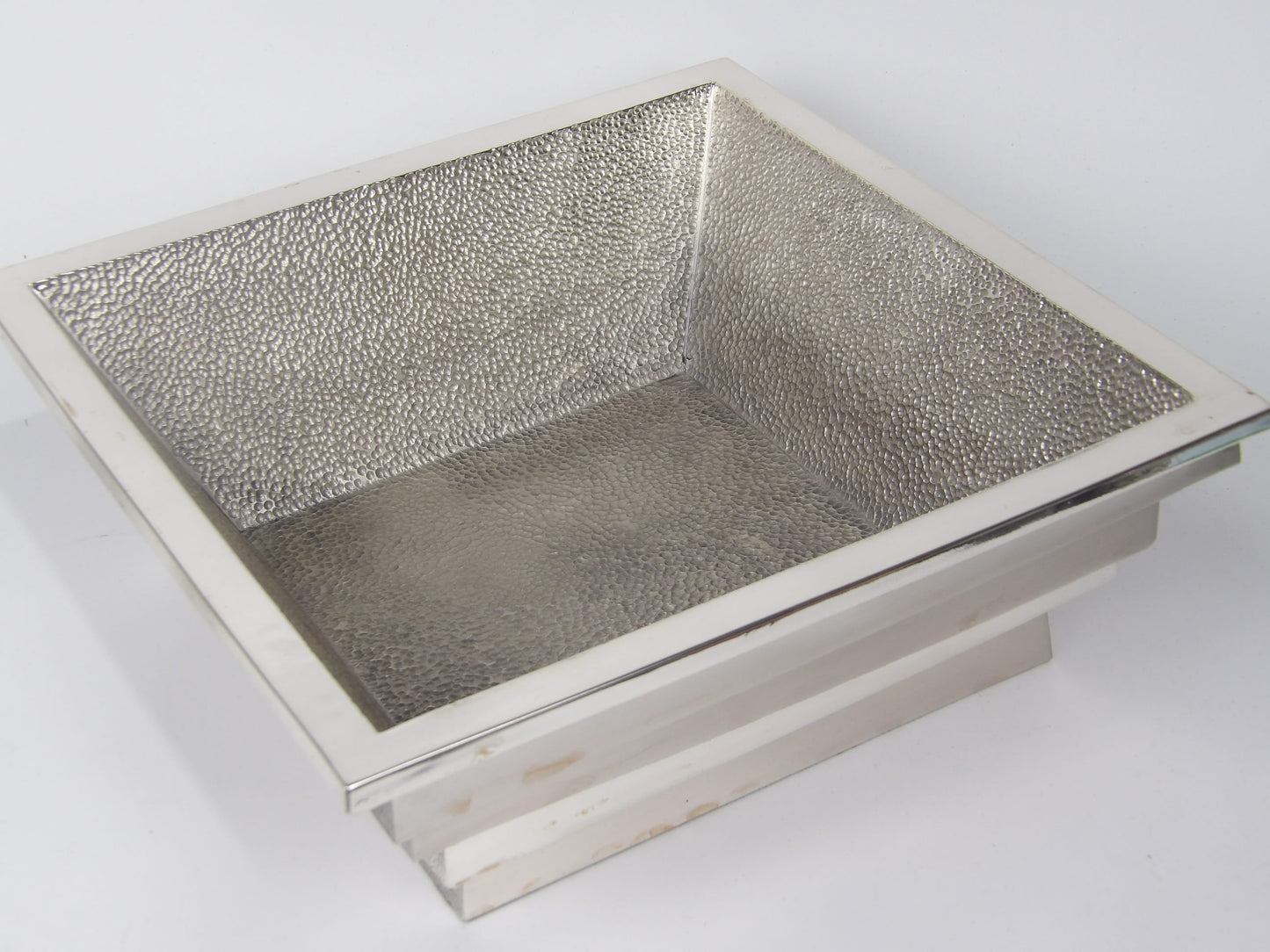 Centerpiece “Fragments” in silver resin