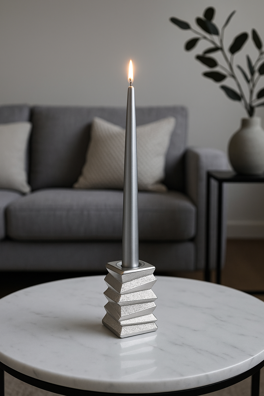 Candelabro “Fragmentos” en resina plateada