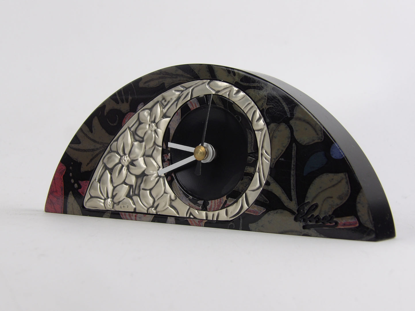 Elegante reloj de mesa con diseño floral bilaminado plateado sobre base de caoba negra