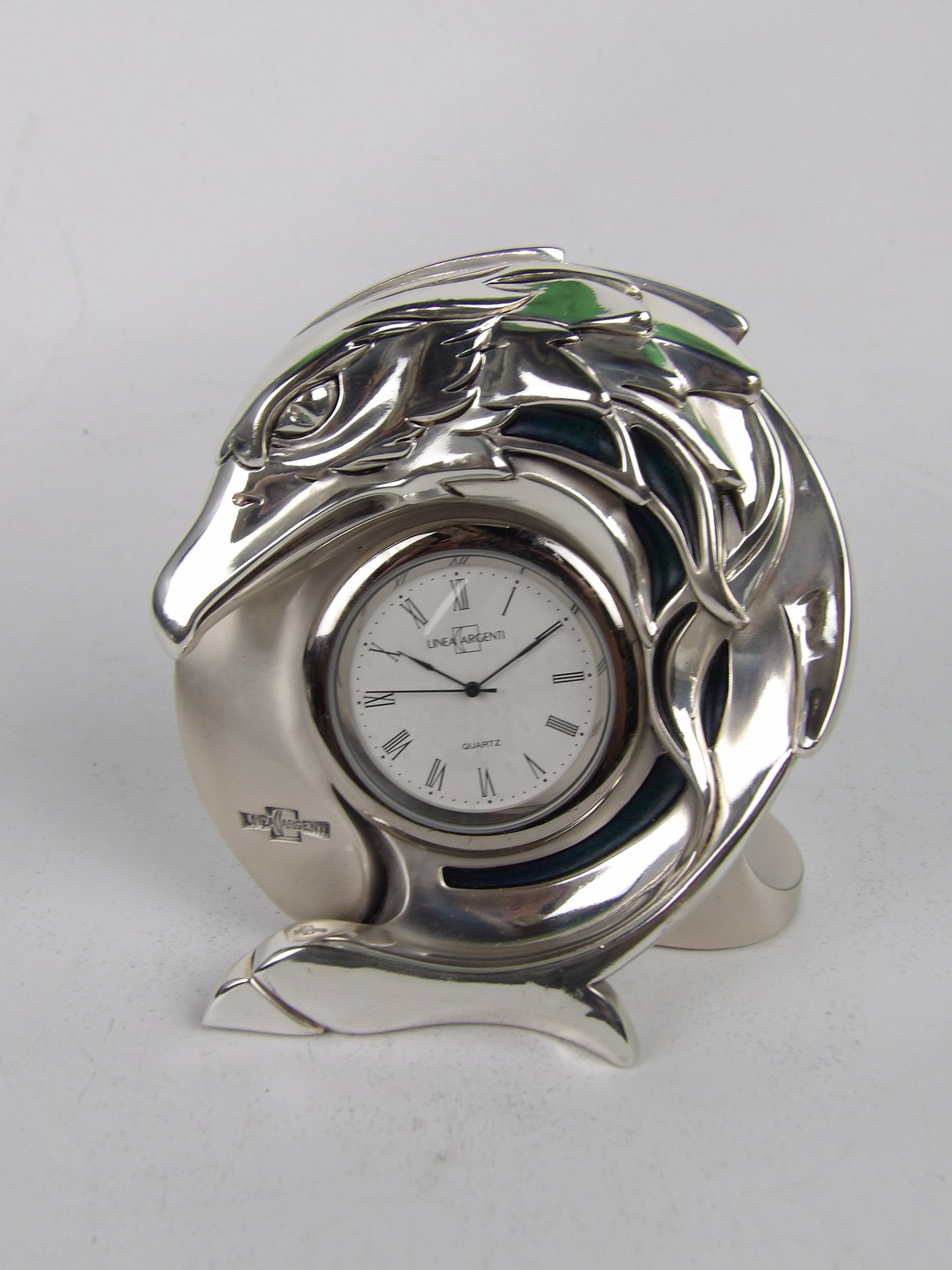 Reloj de mesa con águila de resina plateada