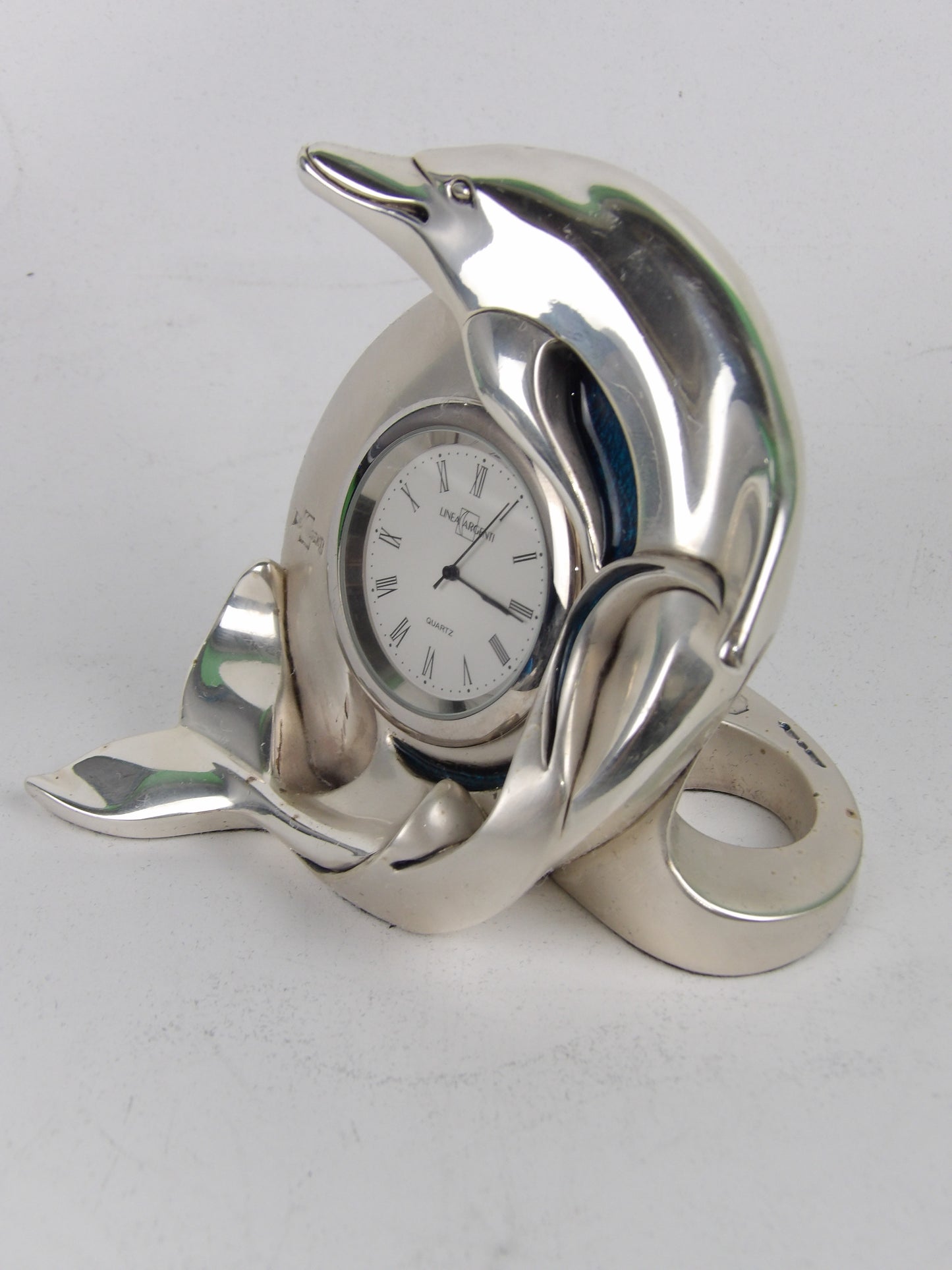 Reloj de mesa con delfín de resina plateada