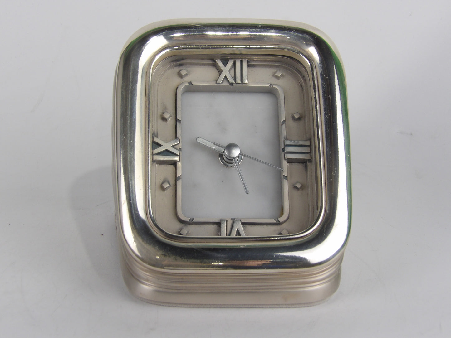 Base de reloj contemporánea plateada con diseño acanalado y acabado pulido