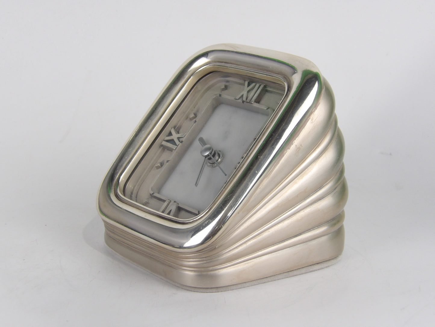 Base de reloj contemporánea plateada con diseño acanalado y acabado pulido