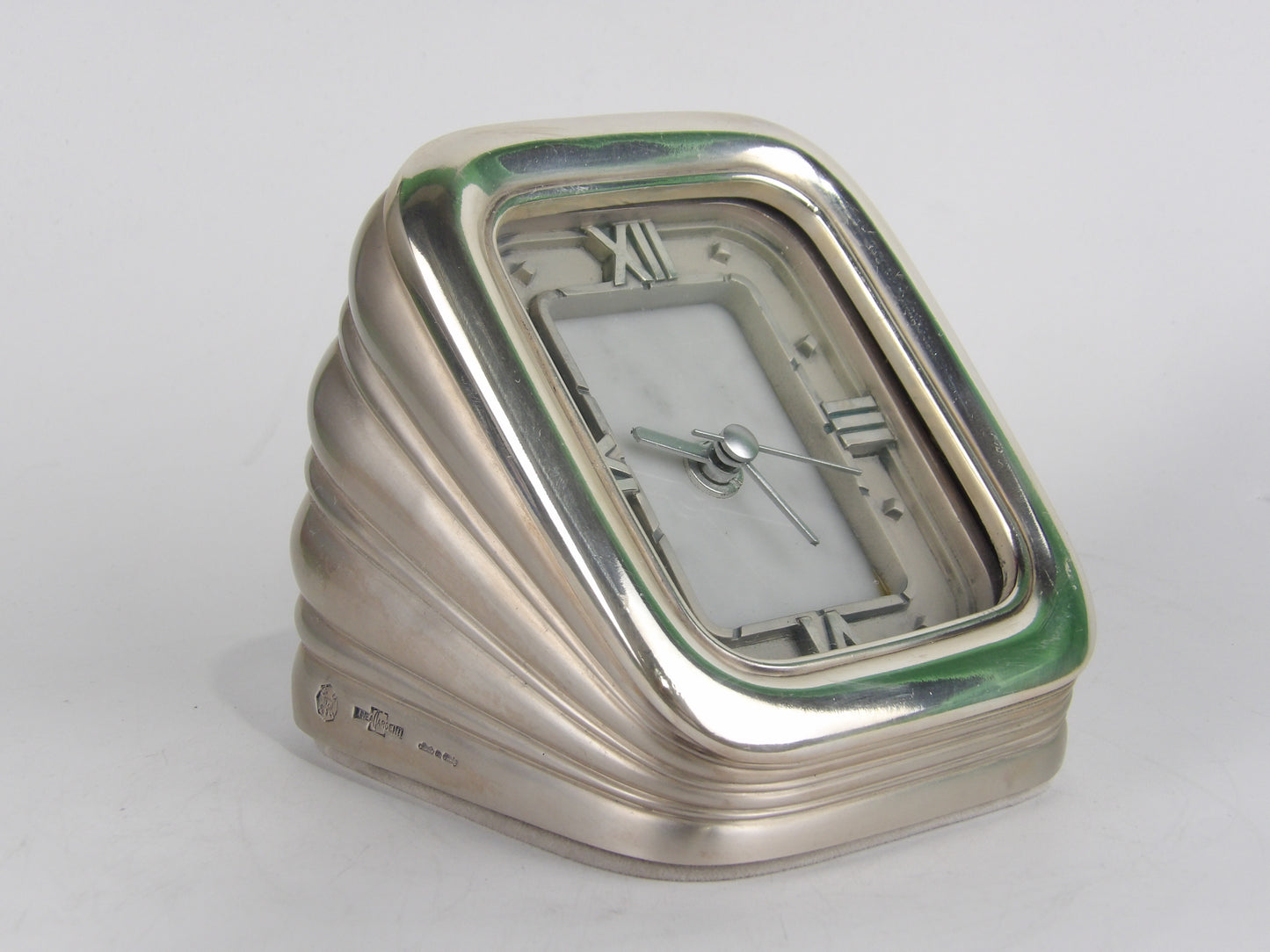 Base de reloj contemporánea plateada con diseño acanalado y acabado pulido