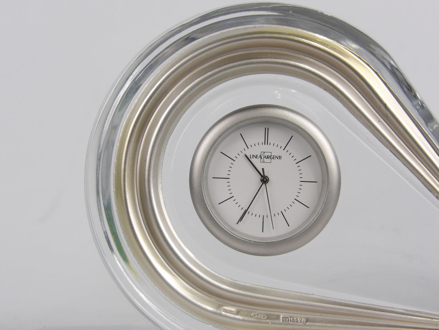 Reloj de mesa de cristal transparente con bilaminado revestido de plata