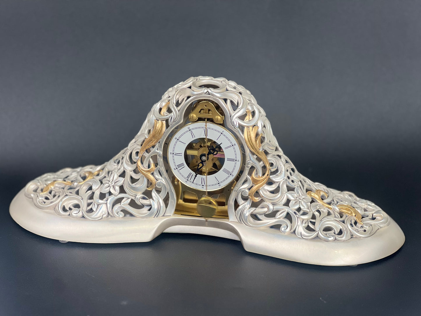 Reloj mecánico de péndulo en resina plateada con oro – Estilo barroco: Una obra maestra de opulencia y precisión
