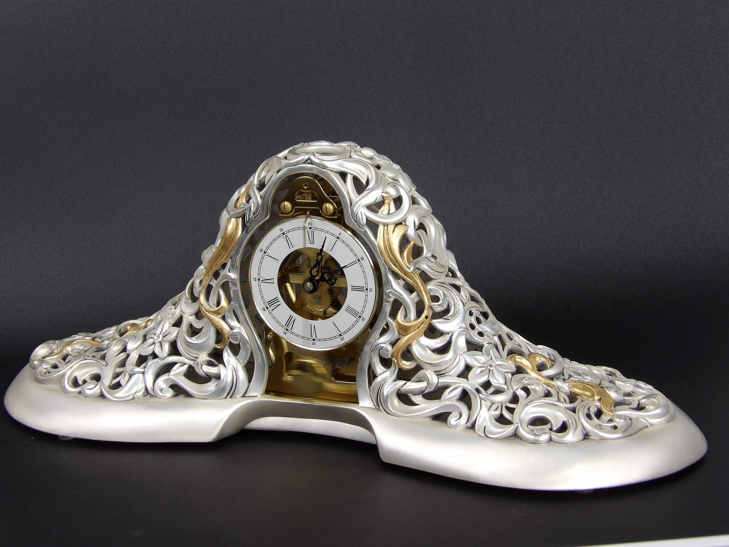 Reloj mecánico de péndulo en resina plateada con oro – Estilo barroco: Una obra maestra de opulencia y precisión