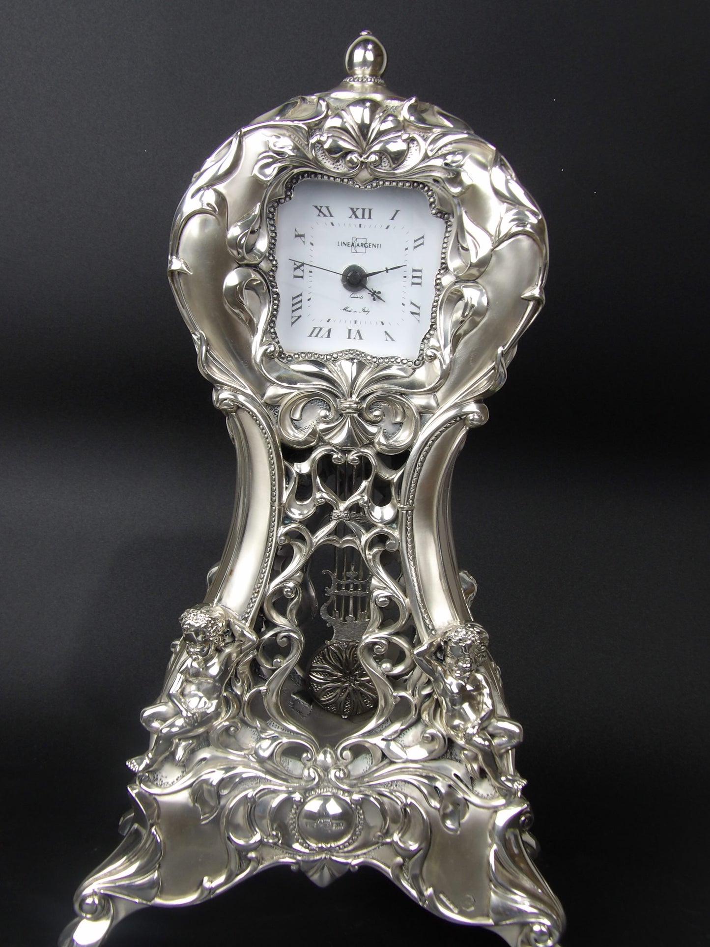 Baroque Style Pendulum in Silver Resin - Timeless Elegance and Ornate Design