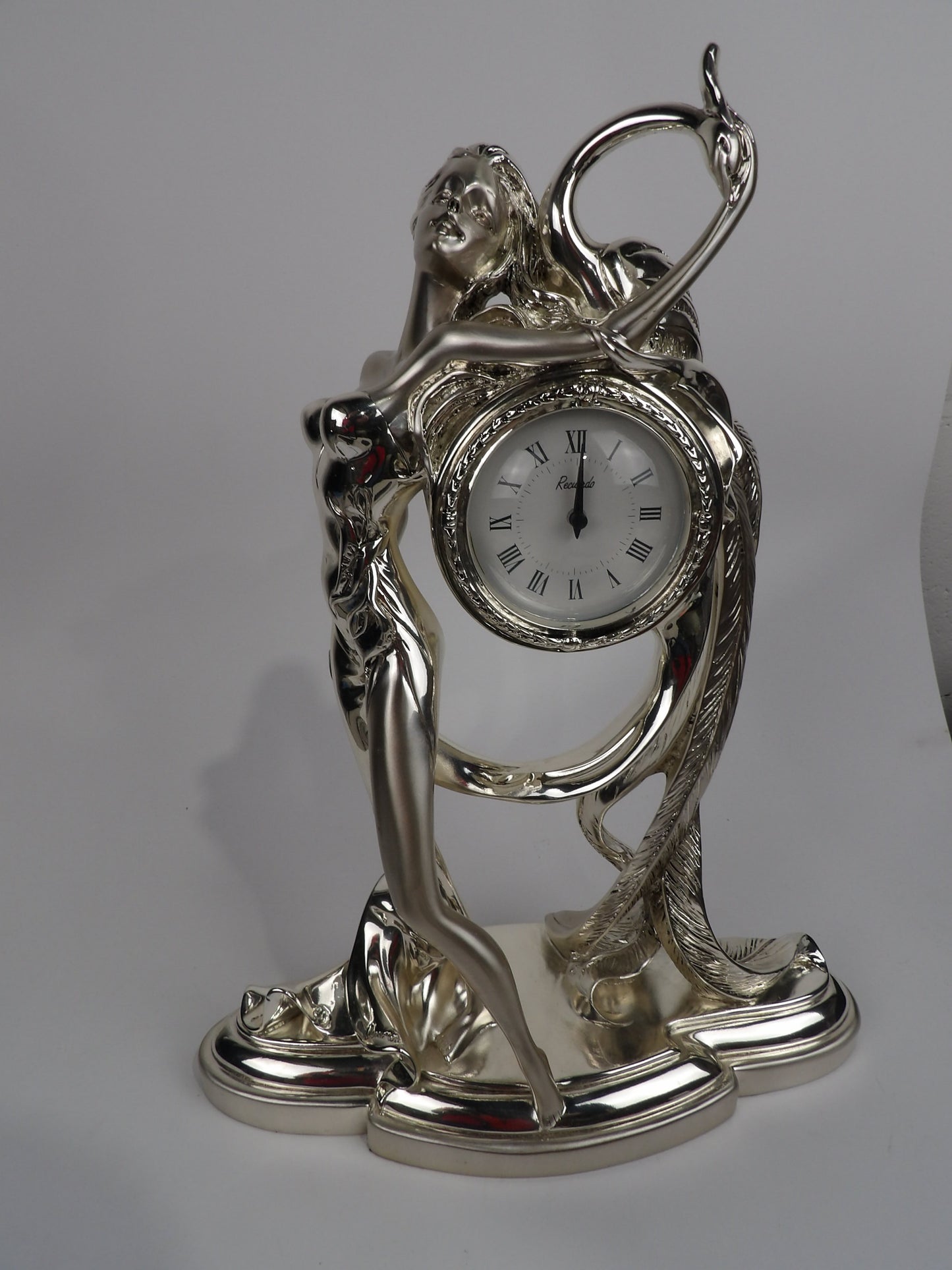 Reloj de resina recubierto de plata con mujer y pavo real