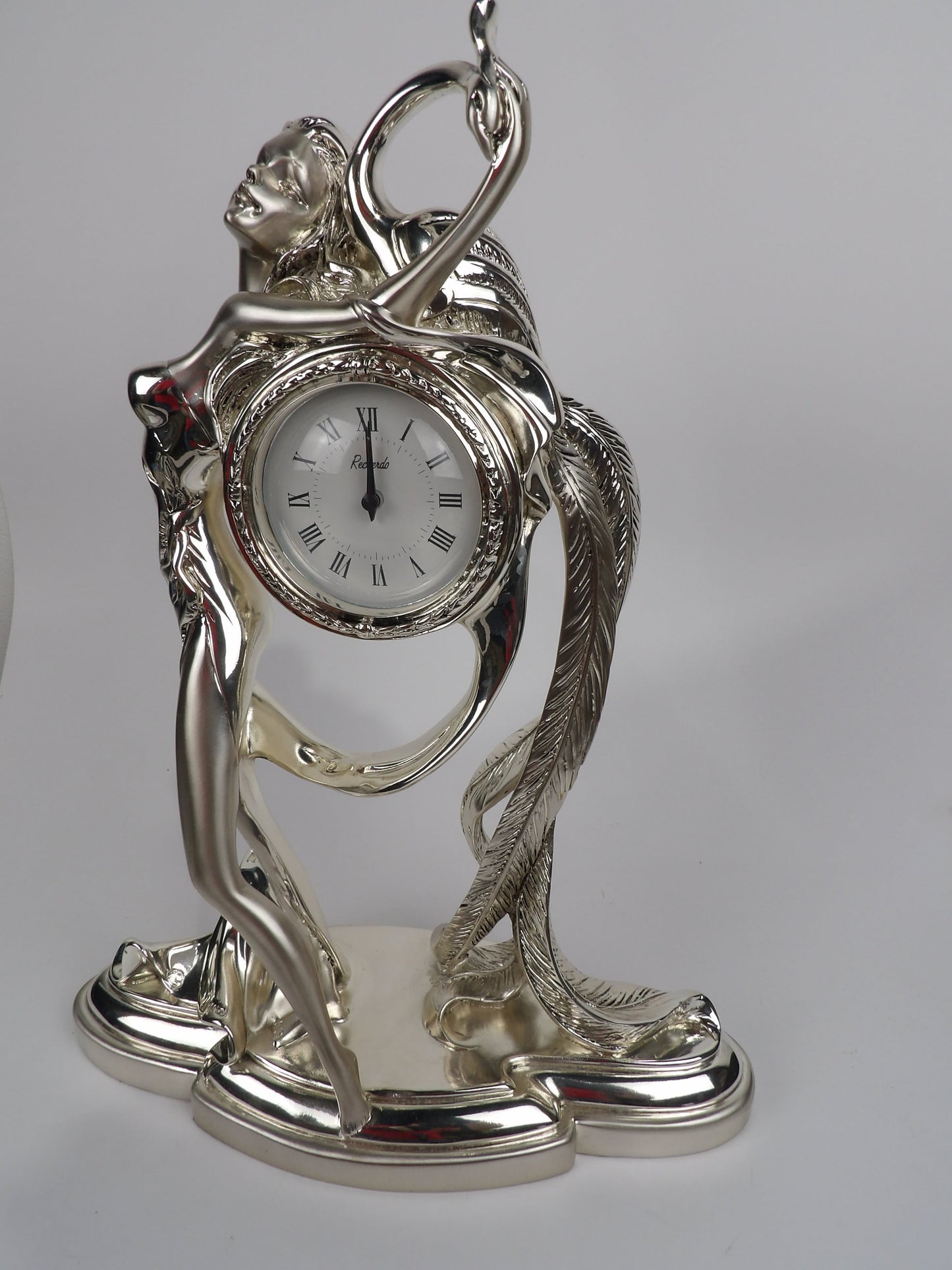 Reloj de resina recubierto de plata con mujer y pavo real