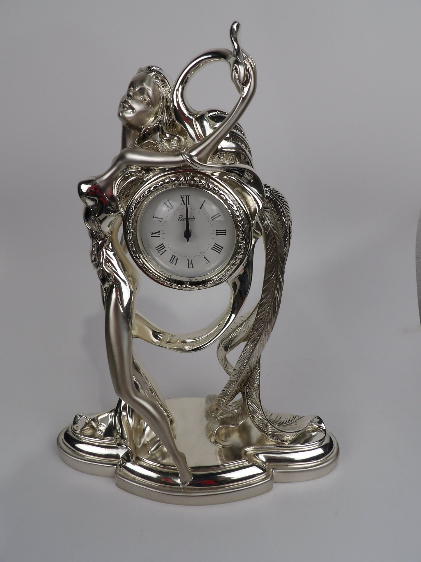 Reloj de resina recubierto de plata con mujer y pavo real