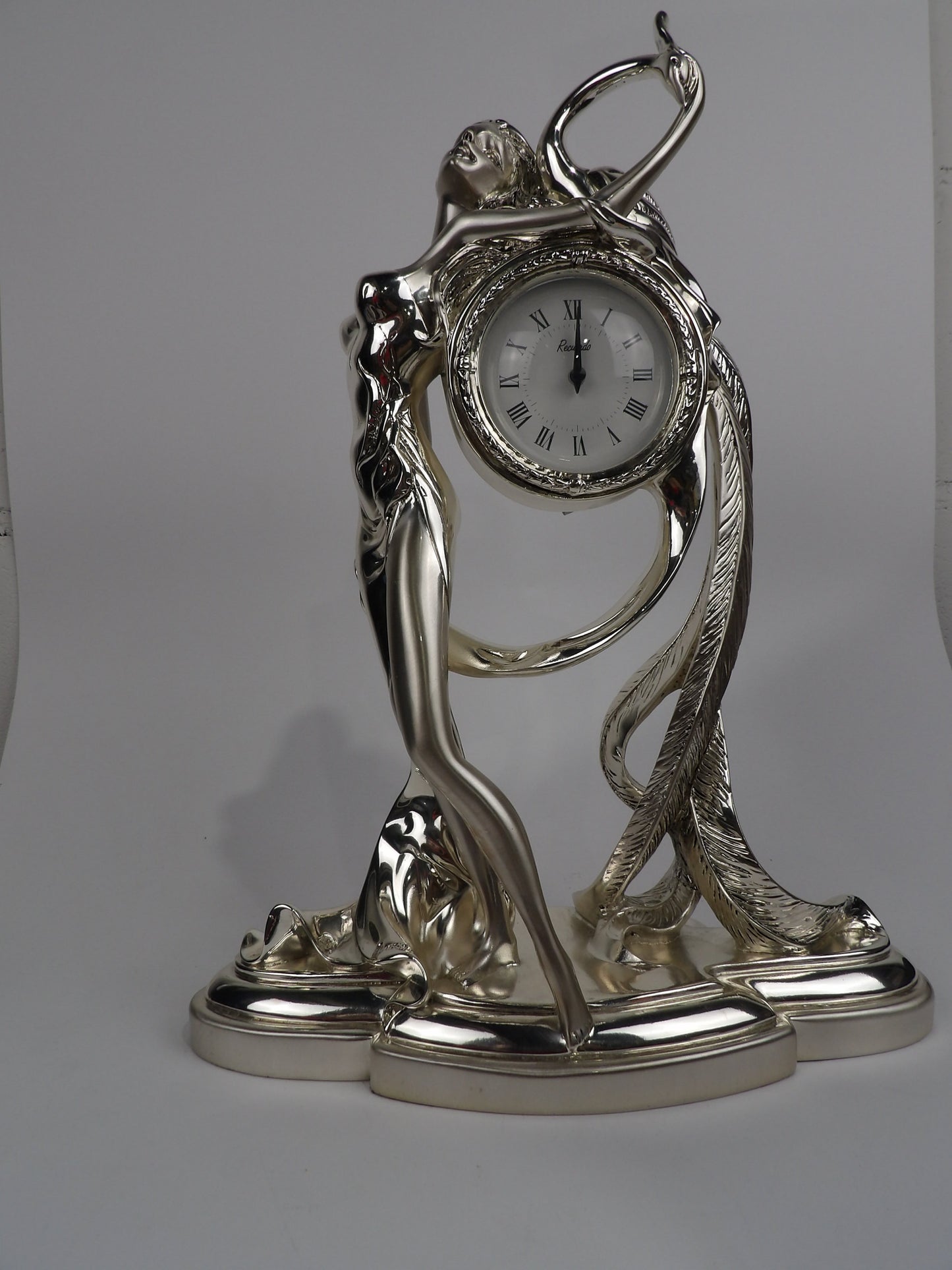 Reloj de resina recubierto de plata con mujer y pavo real