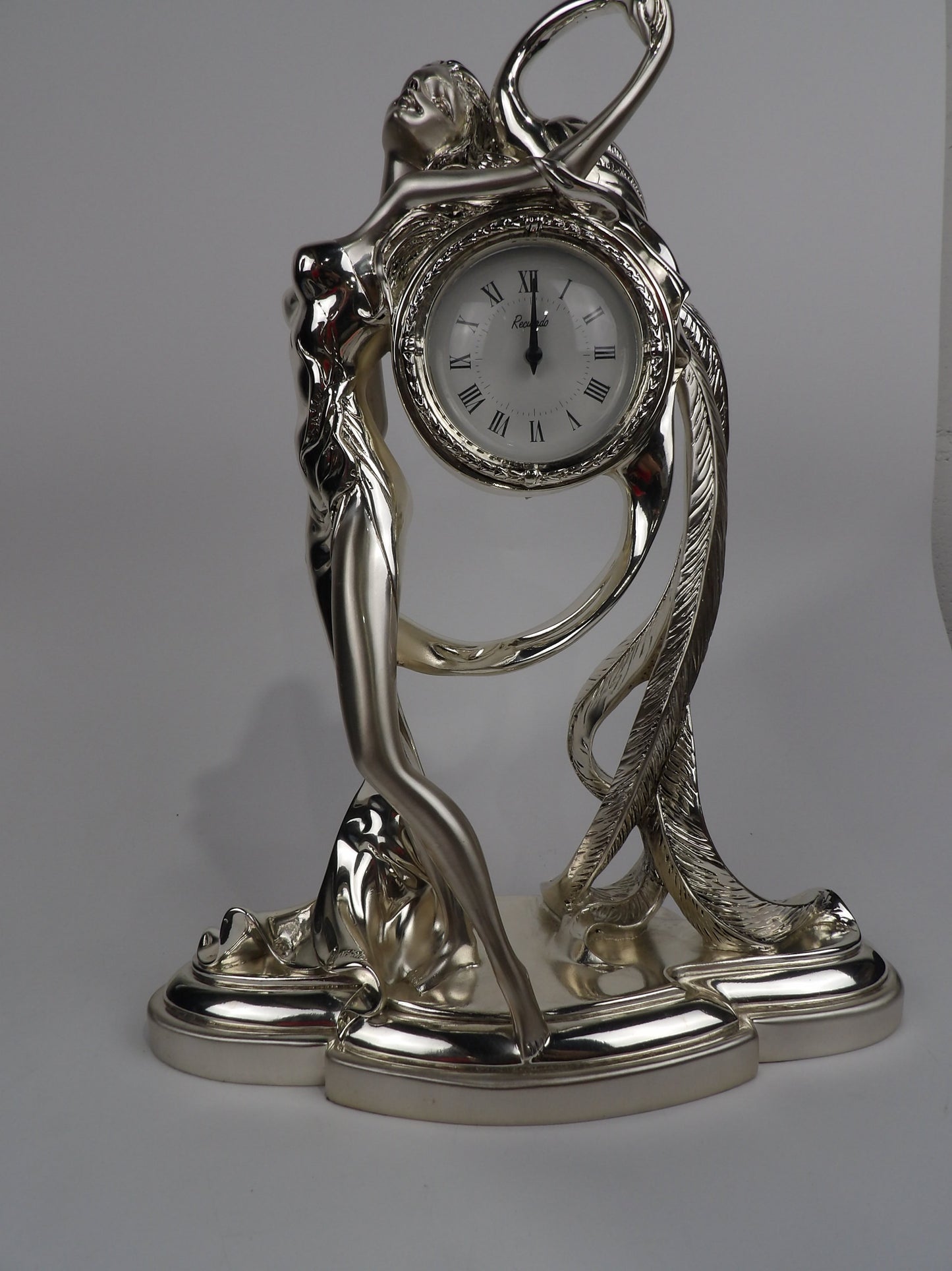 Reloj de resina recubierto de plata con mujer y pavo real