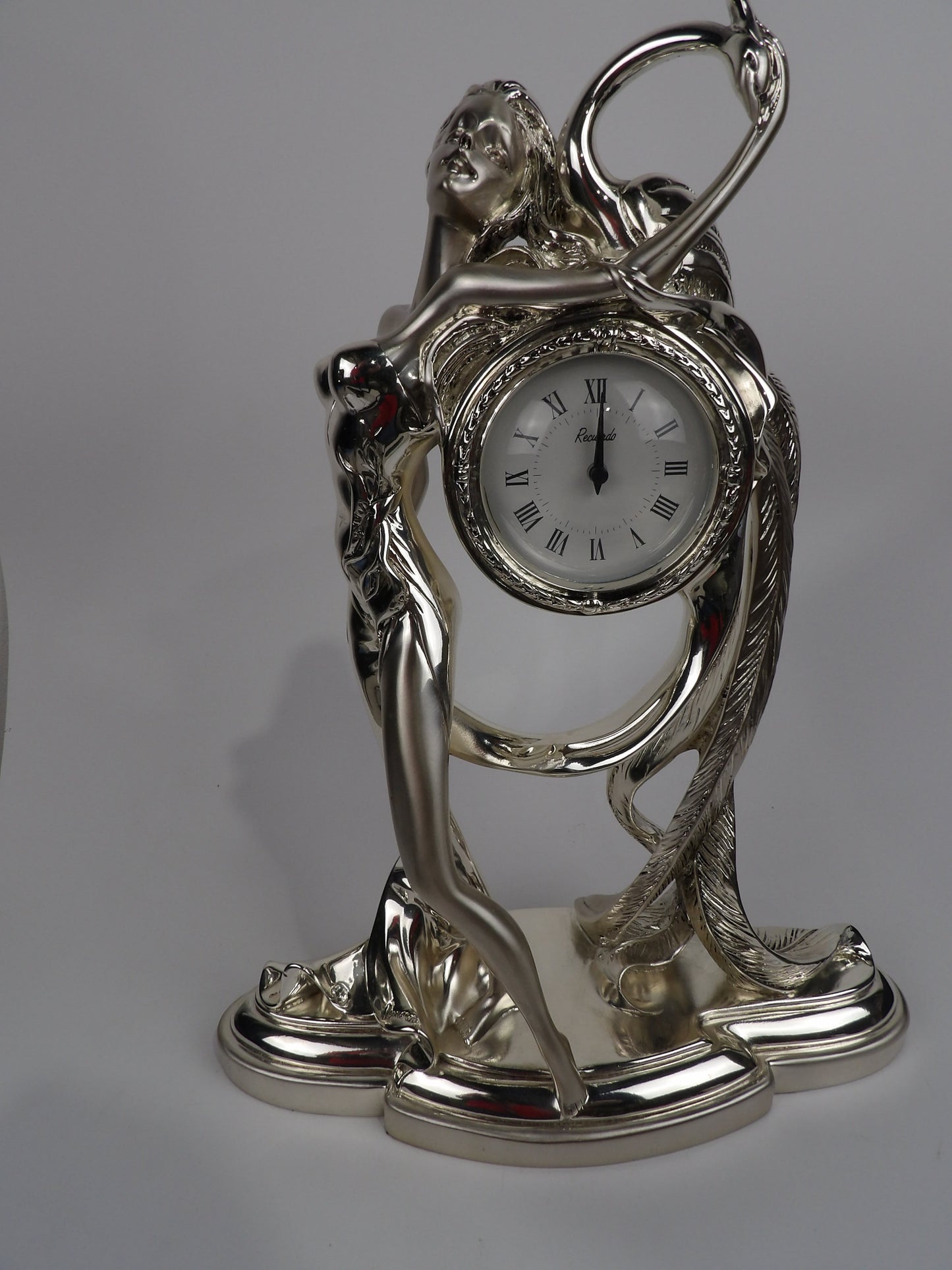 Reloj de resina recubierto de plata con mujer y pavo real