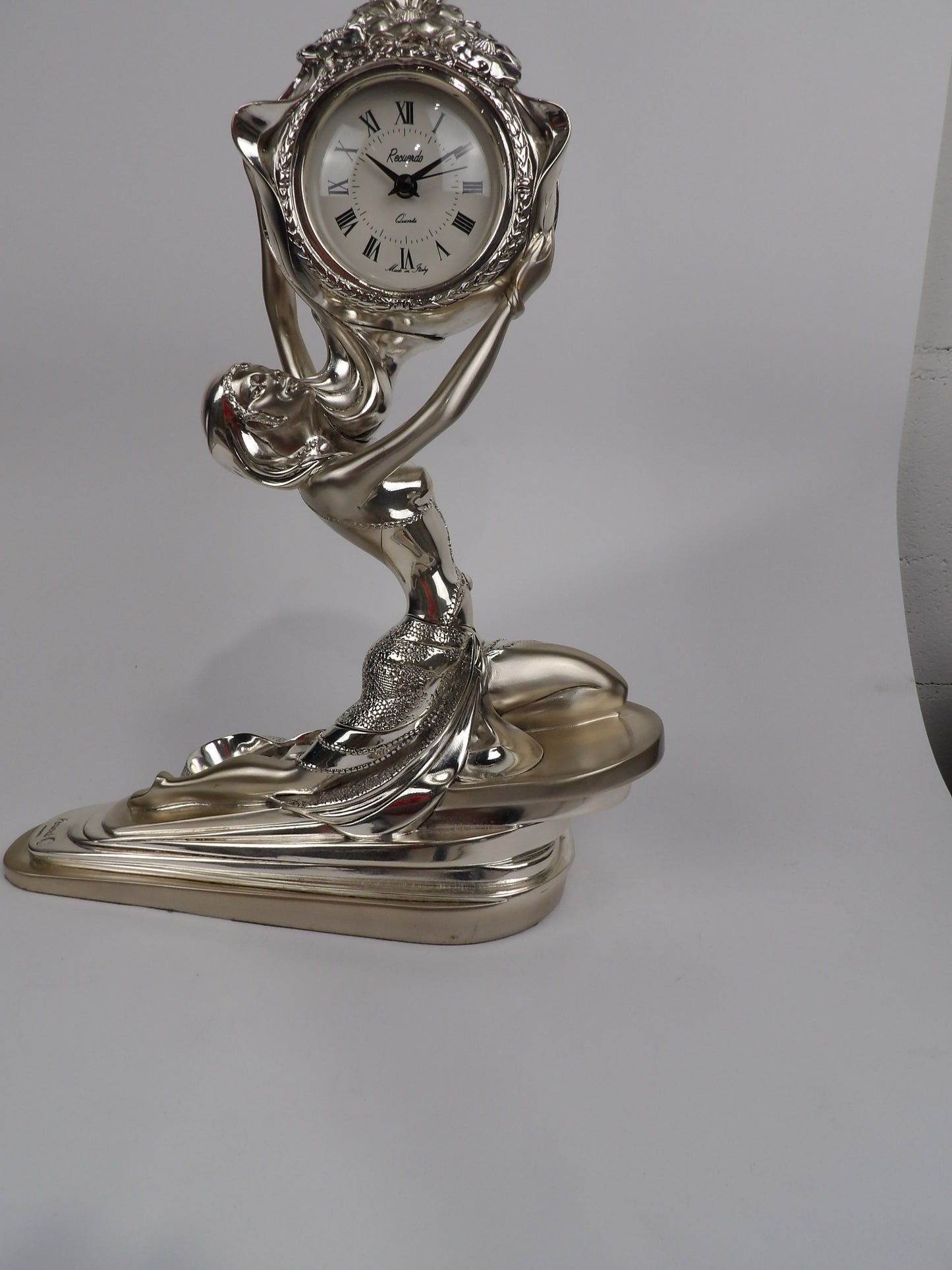 Reloj de resina plateada - Mujer arrodillada: una elegante fusión de arte y funcionalidad