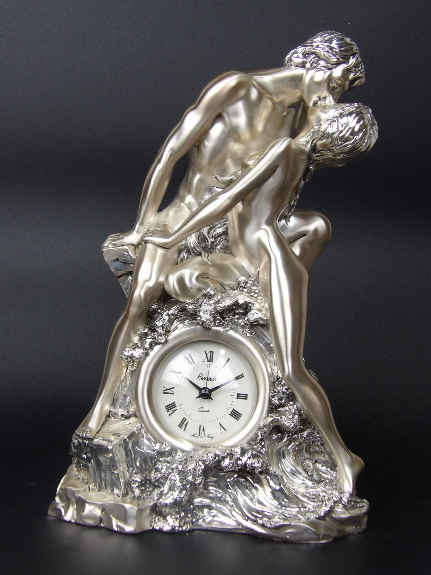 Reloj de resina plateada "Él y Ella": una expresión de amor atemporal