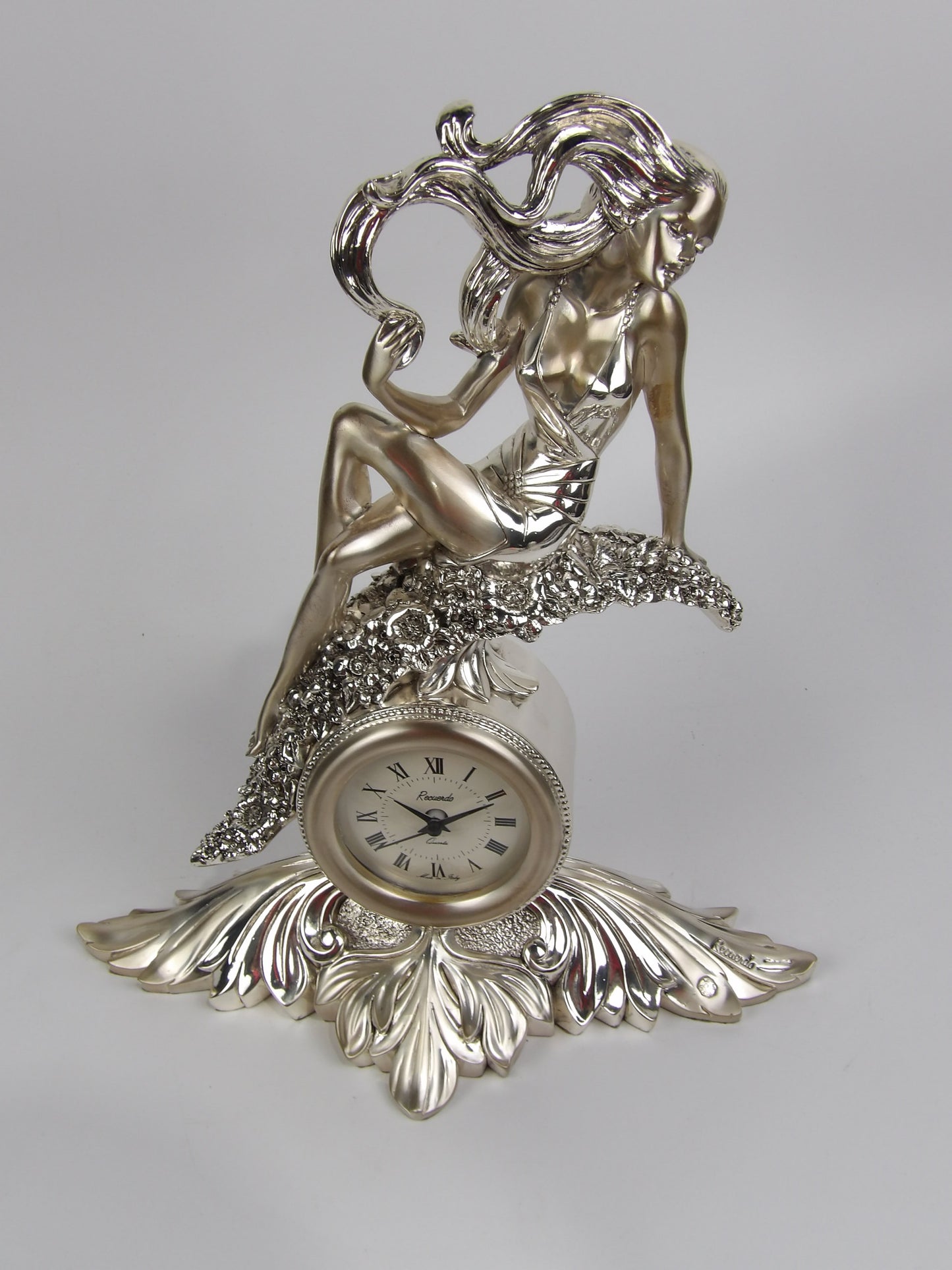 Reloj de resina plateada - Mujer sentada sobre flores: una fusión de arte y funcionalidad