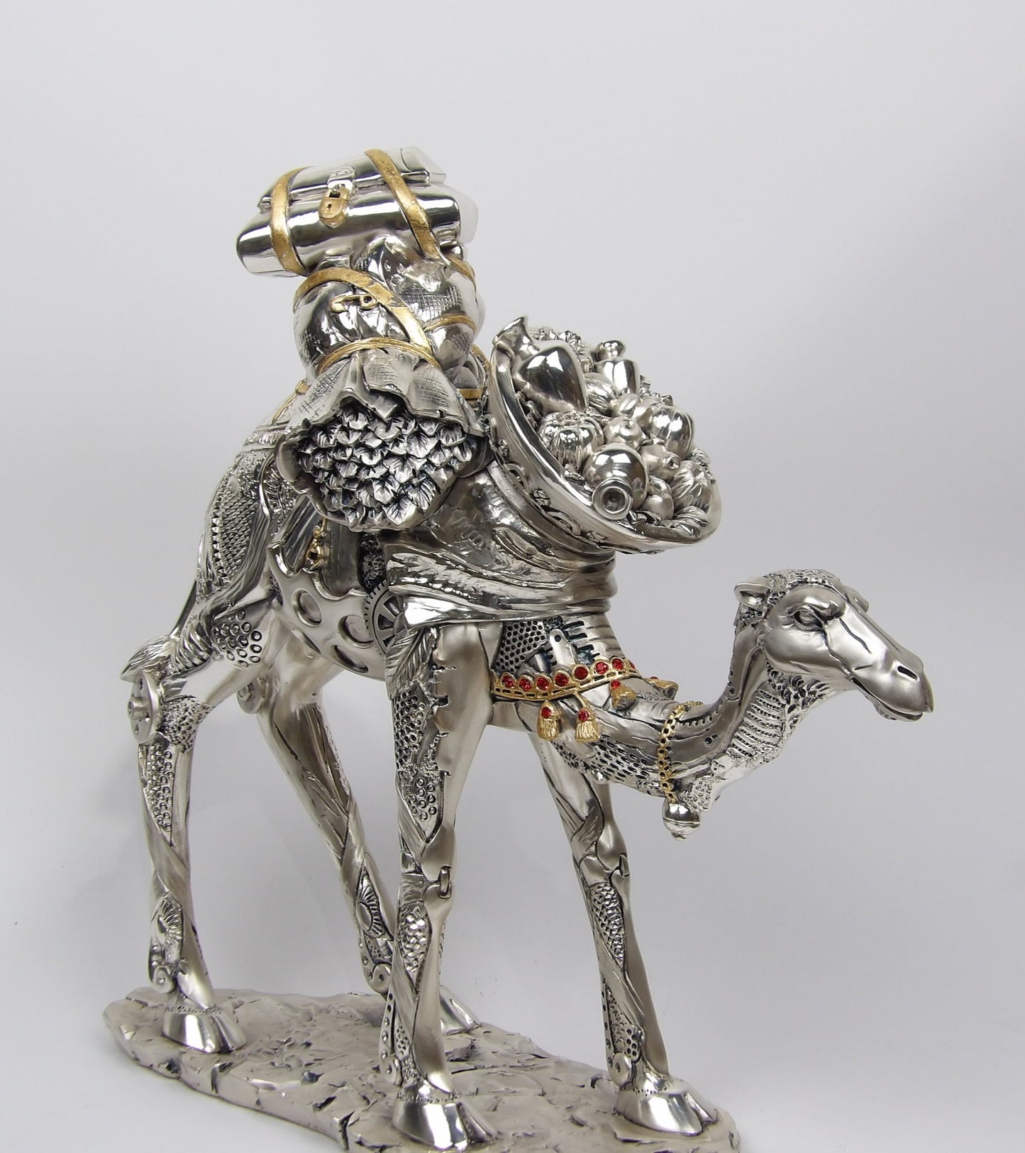 Camel-carrying stuff in silver resin with rhinestones and gold details