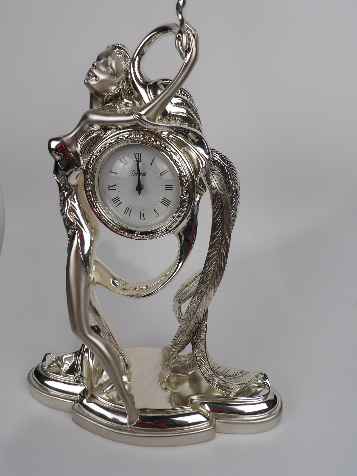 Reloj de resina recubierto de plata con mujer y pavo real
