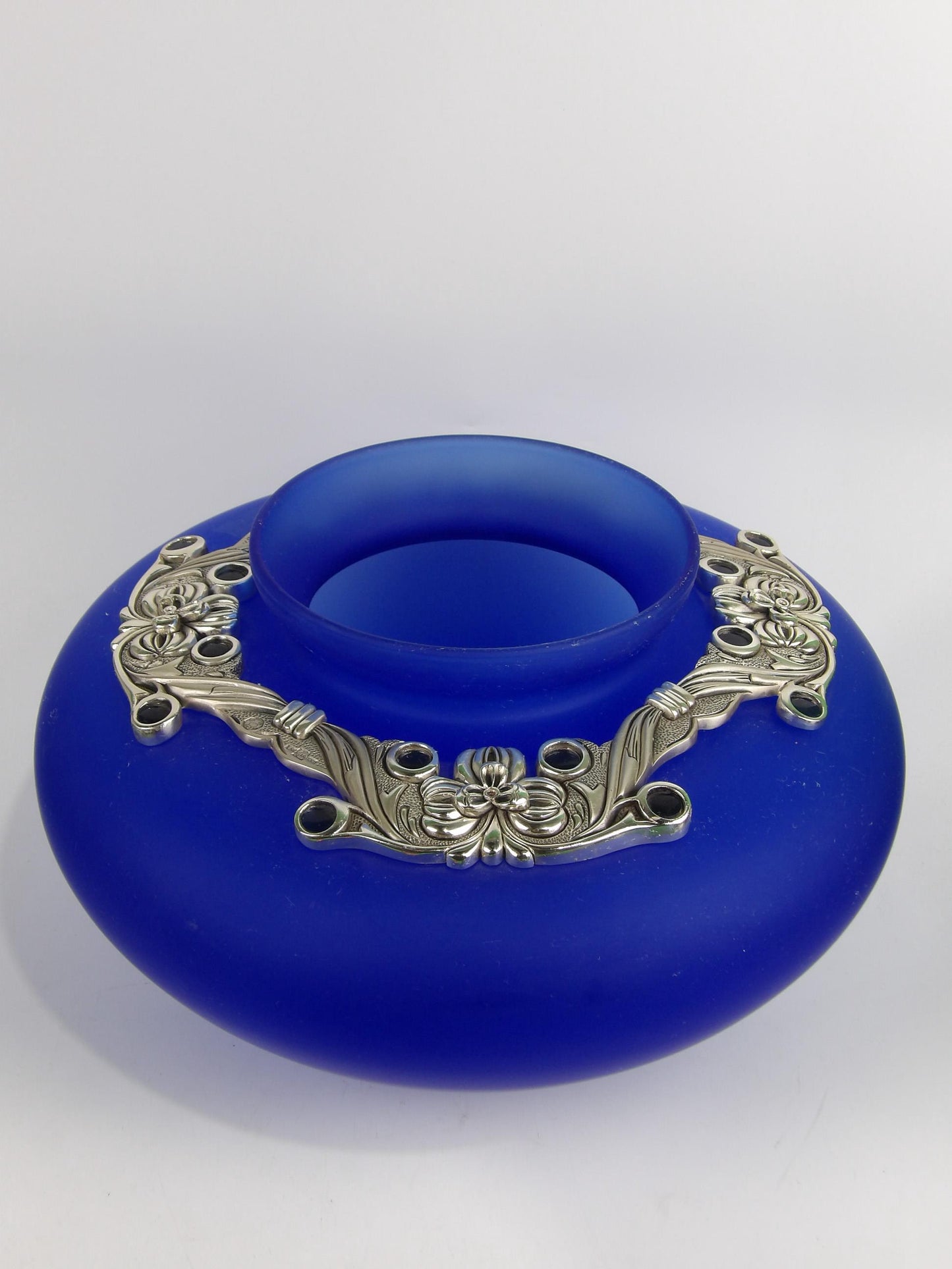 Jarrón azul hecho a mano con laminado de plata