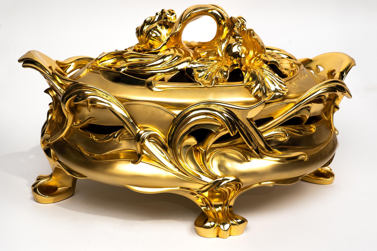 Golden-Coated Resin Centerpiece – Flower: A Radiant Symbol of Elegance