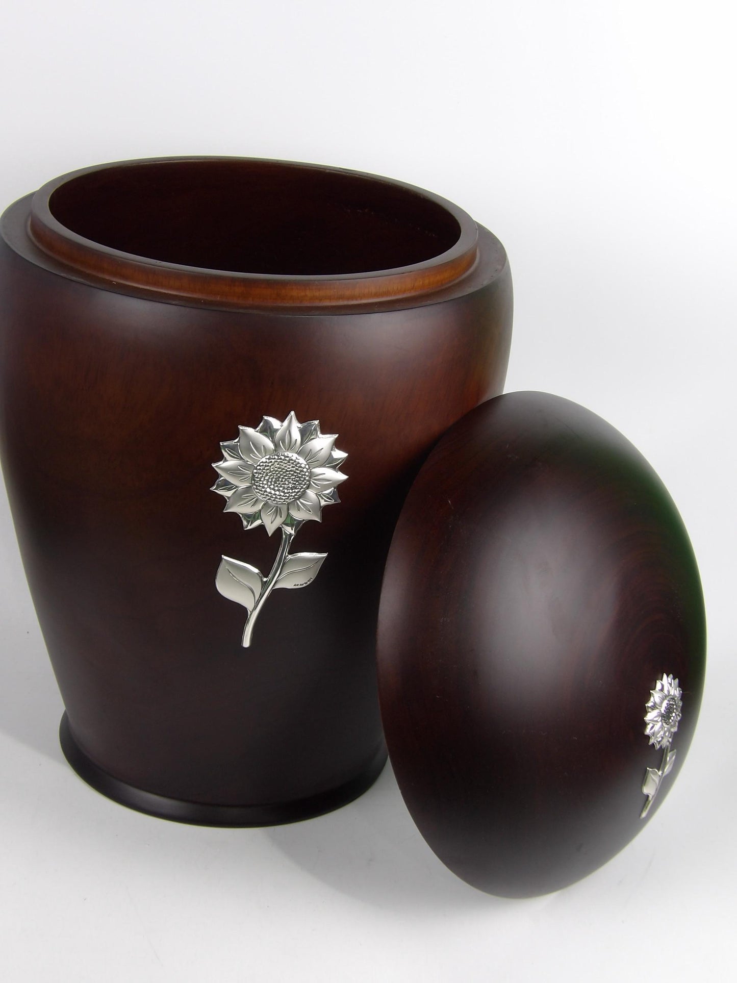 Urna marrón tallada en madera hecha a mano con girasol bañado en plata