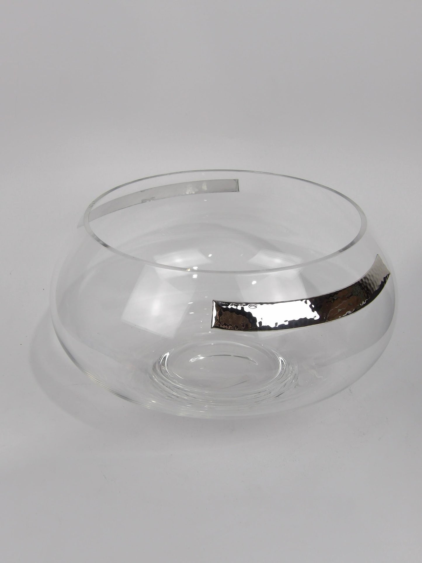 Crystal centerpiece with trimming in silver-coated bilaminate