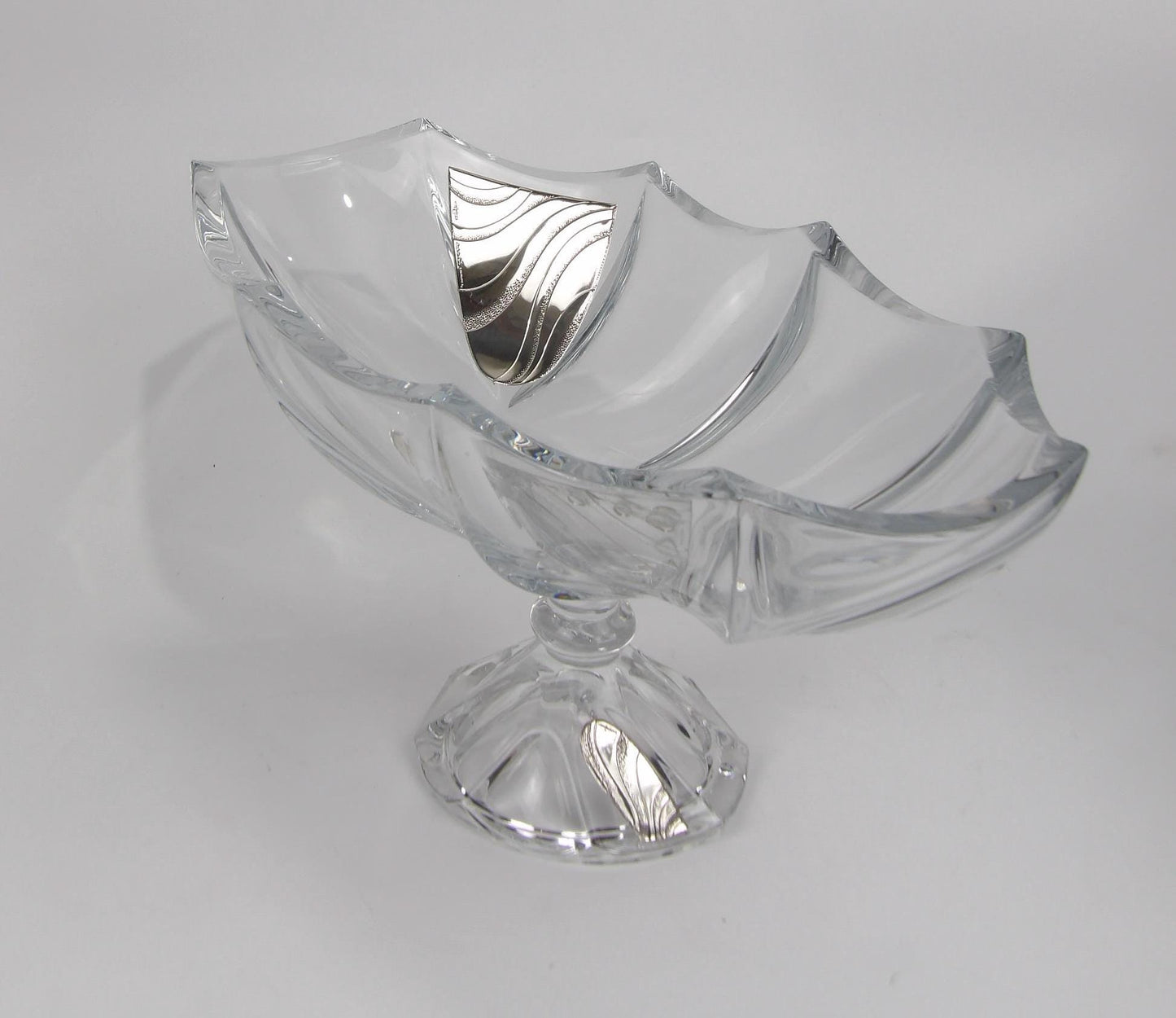Cystal centrepiece with wave decoration in silver-coated bilaminate
