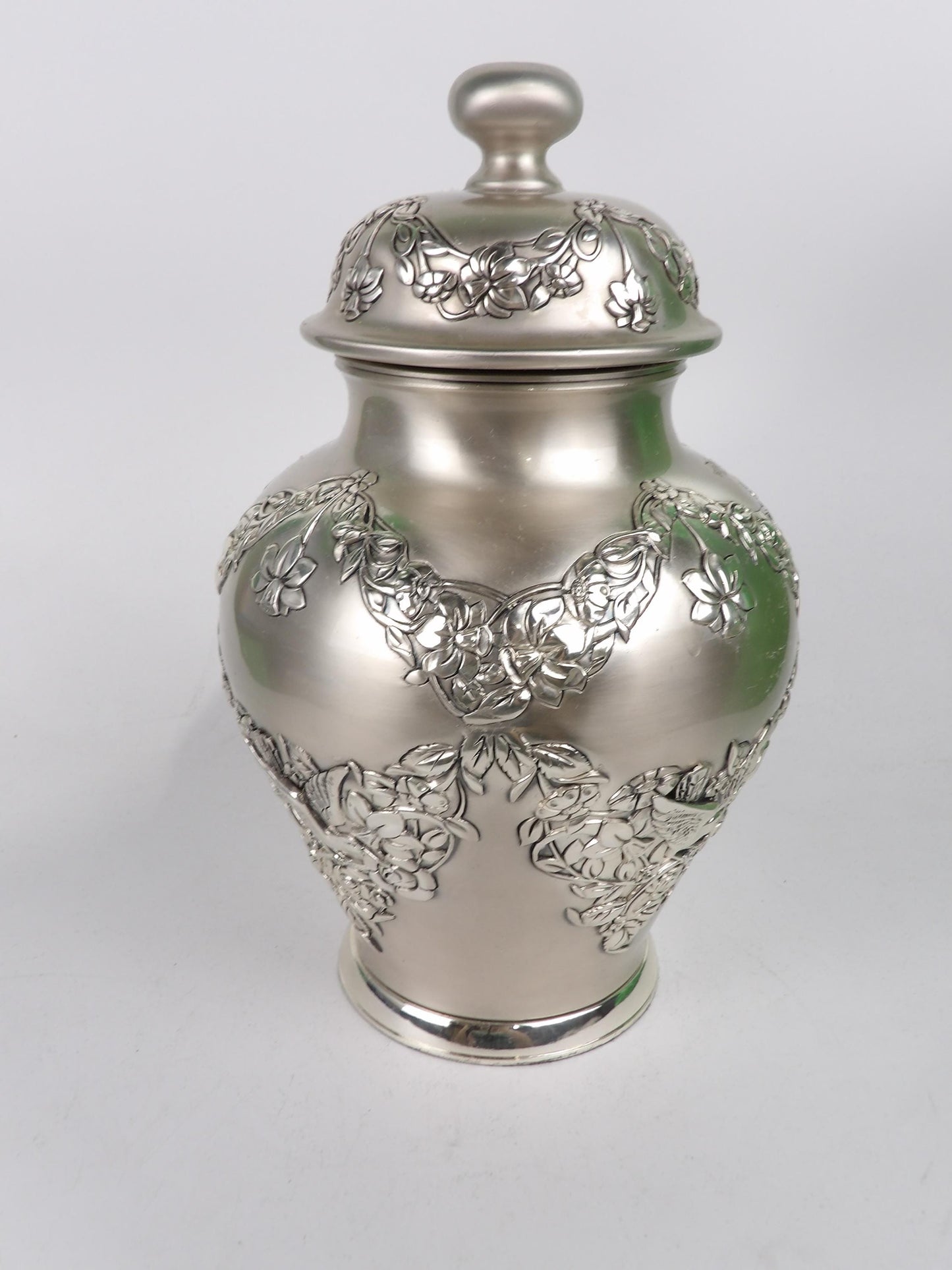 URNA de resina plateada con decoración de pájaros y flores