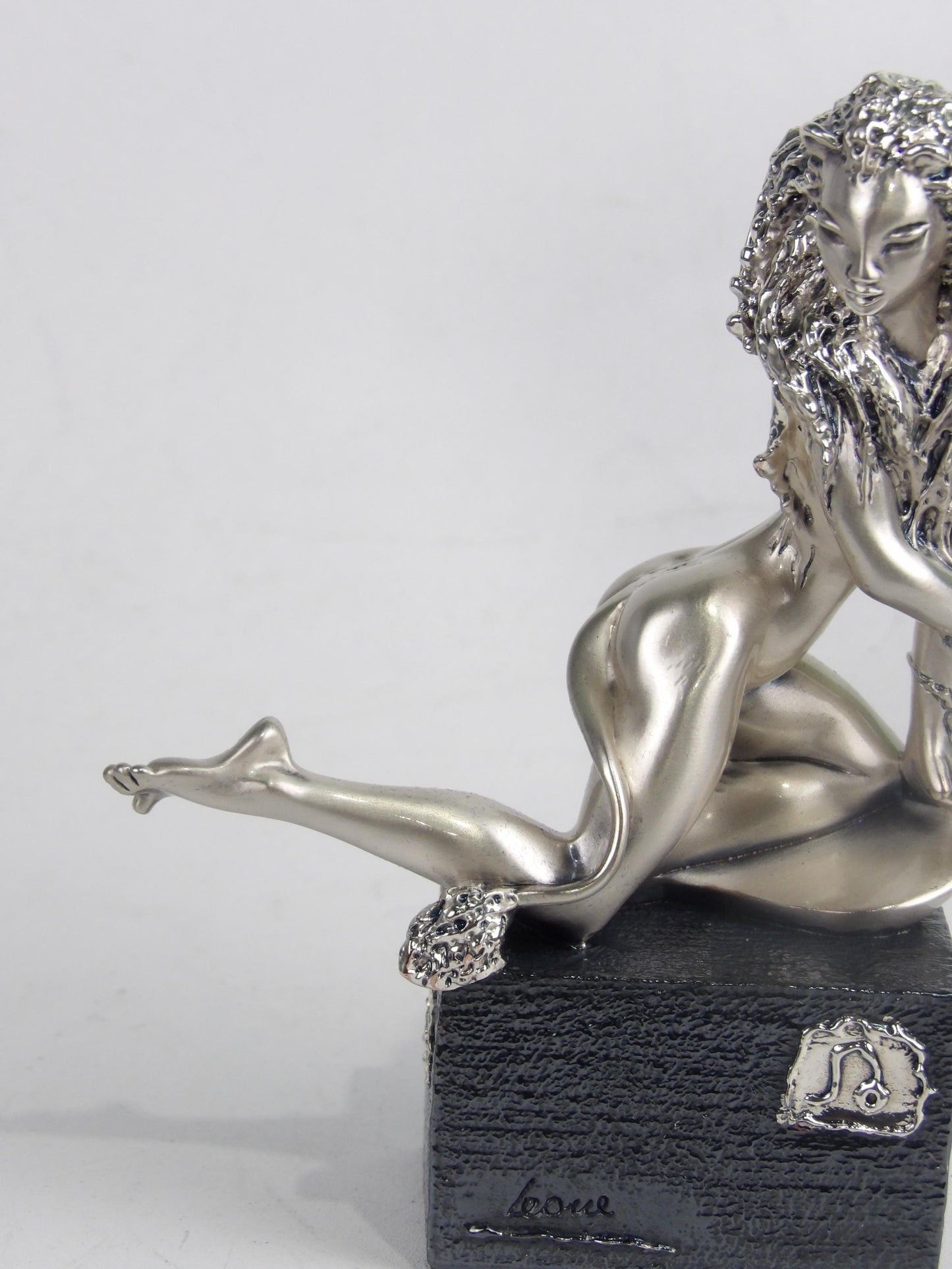 Silver-coated resin sign of the zodiac “Leo” with black finish