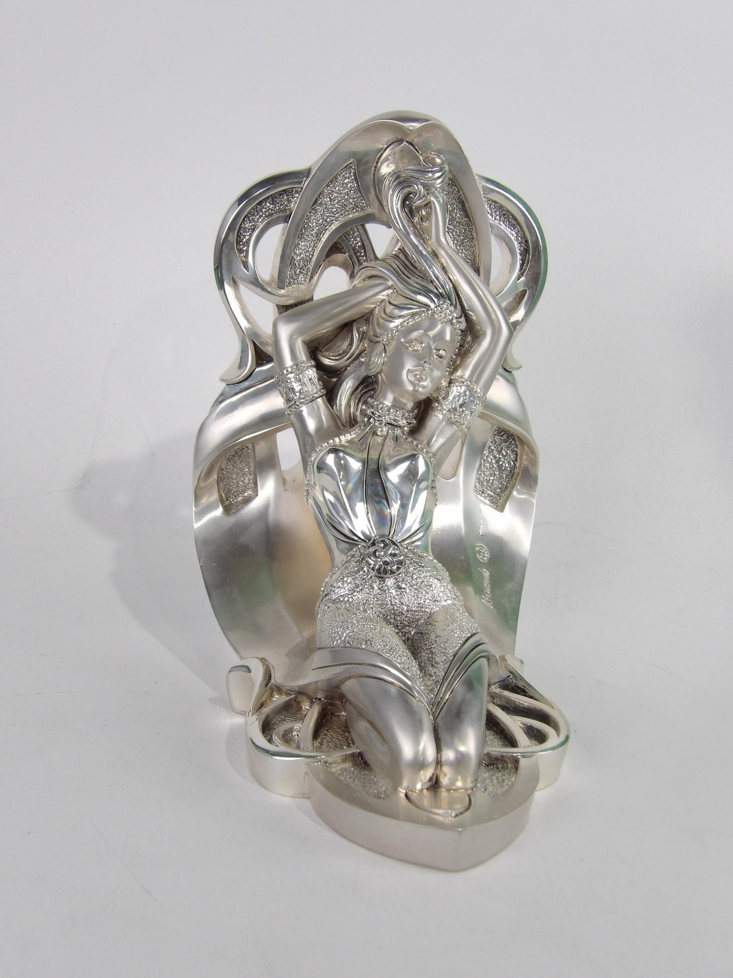 Sujetalibros plateados, tema "Mujer"