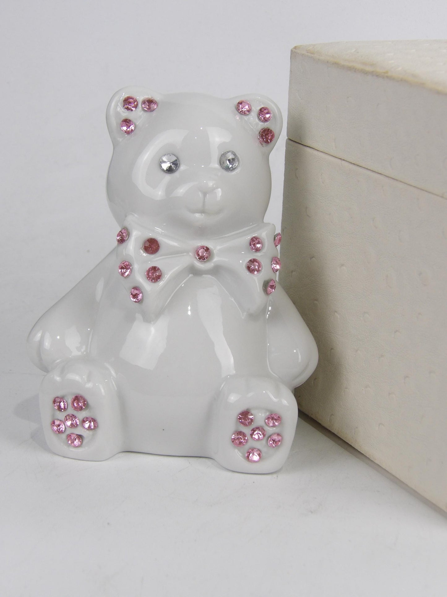 White bear with rose diamond