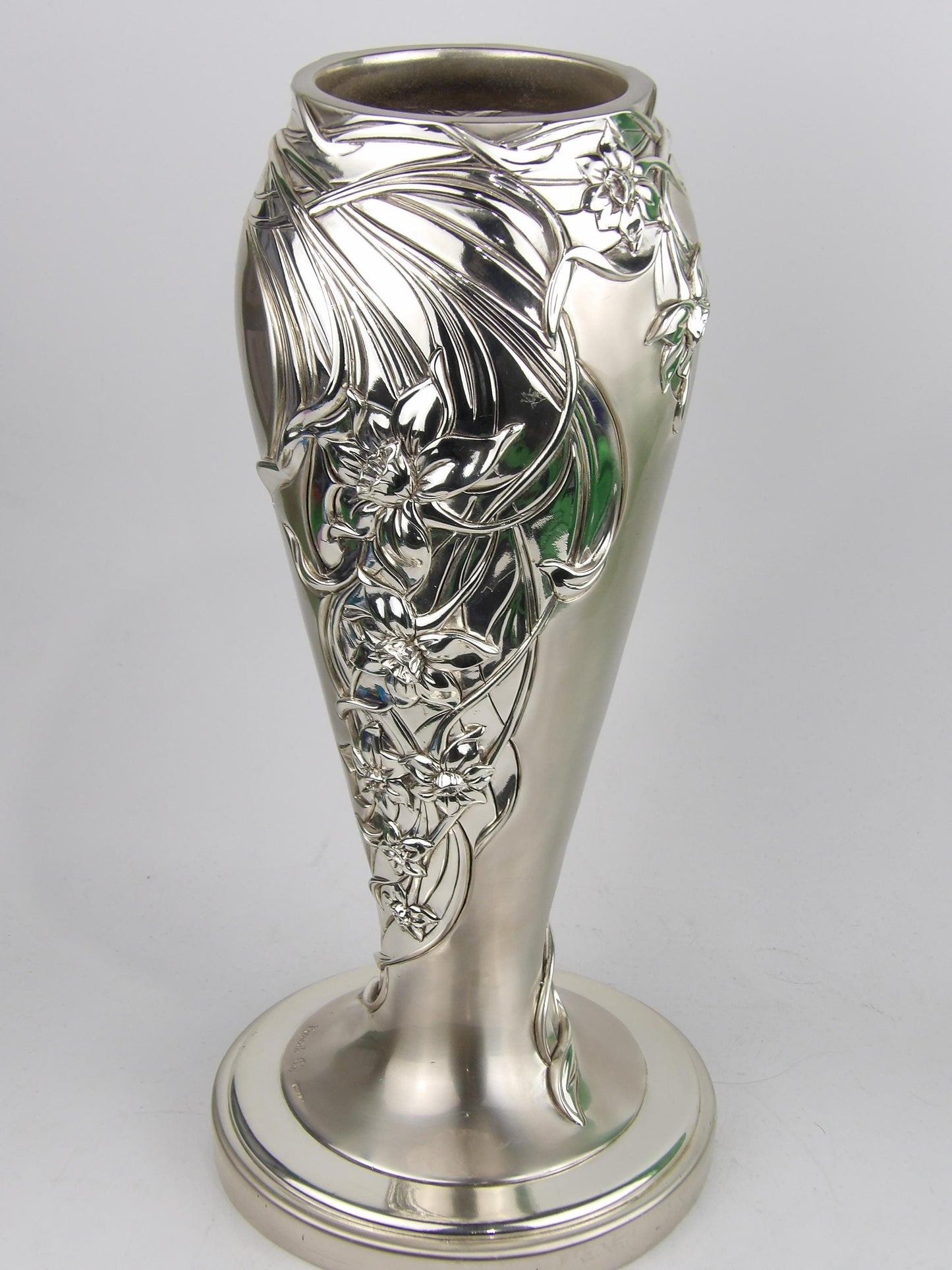 Jarrón de resina bañado en plata hecho a mano con decoración floral