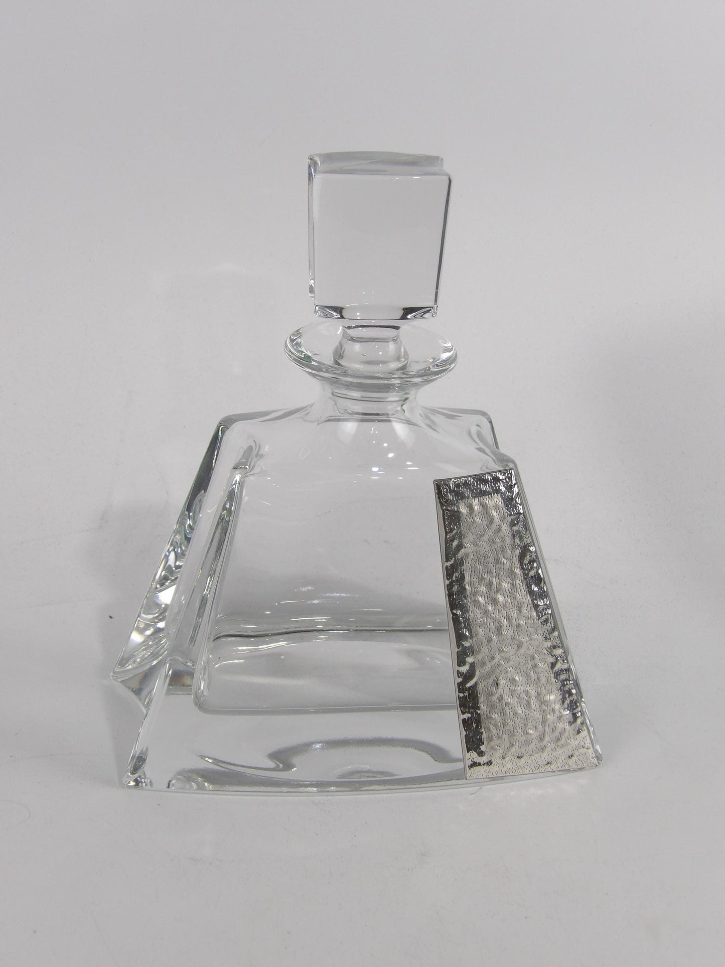 Clear Glass Decanter with Silver Coated Bilaminate – A Fusion of Elegance and Modern Design