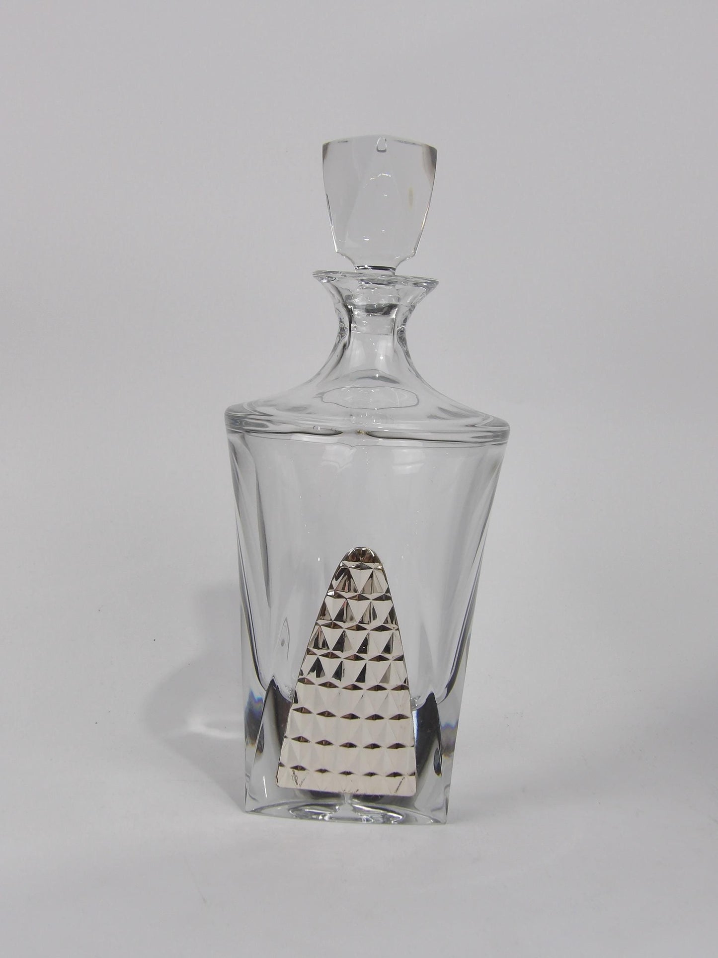 Crystal Whisky Decanter with Rhombus Decoration in Silver-Coated Bilaminate – A Bold Touch of Elegance